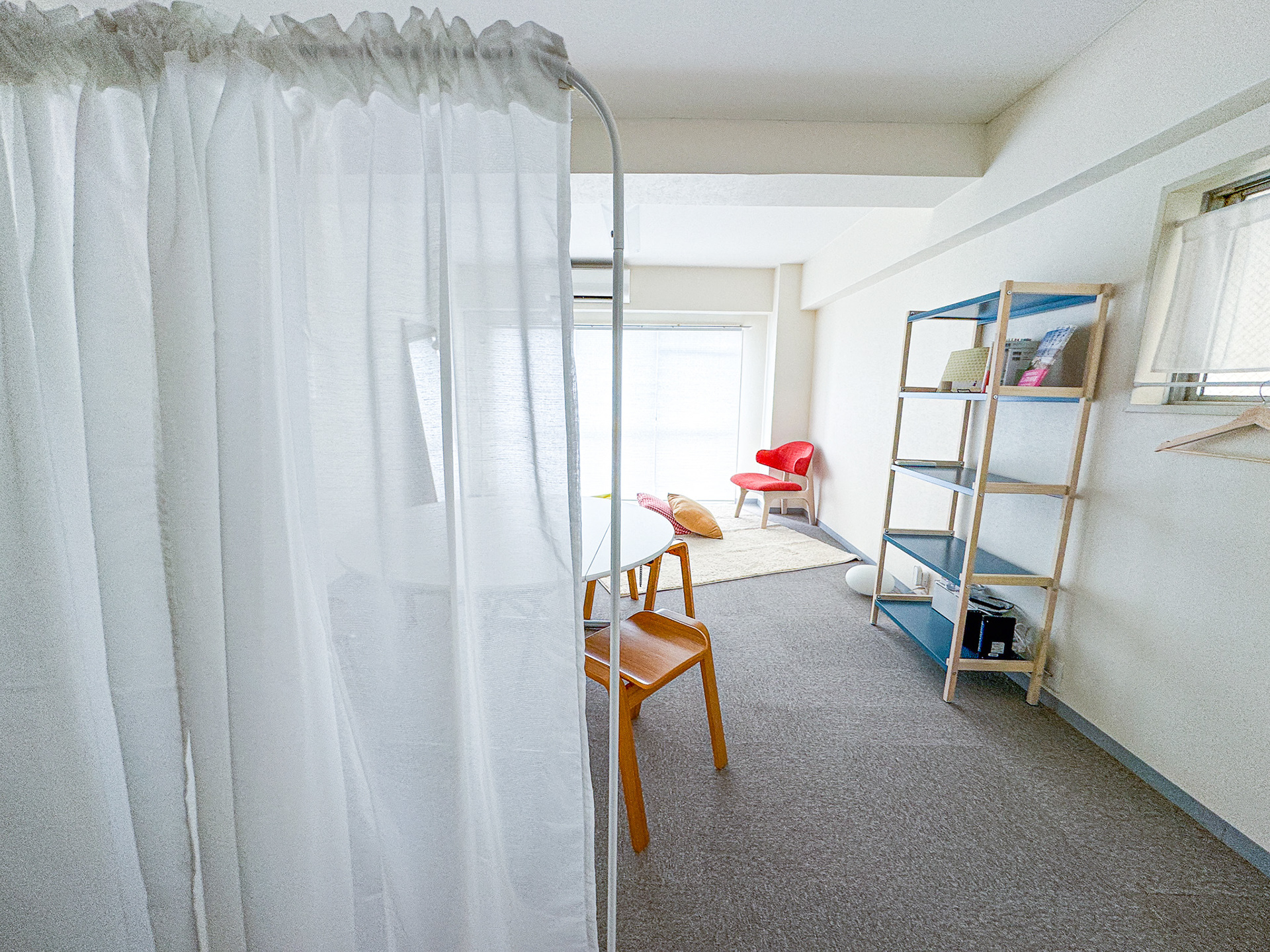 入ると朱色のチェアがお出迎え