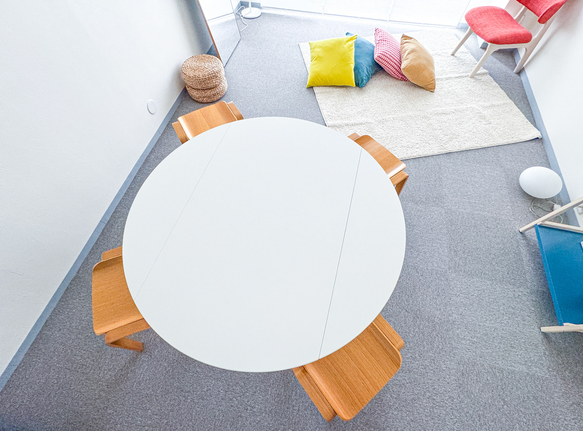 みんなで囲んでも余裕の大きな丸テーブル