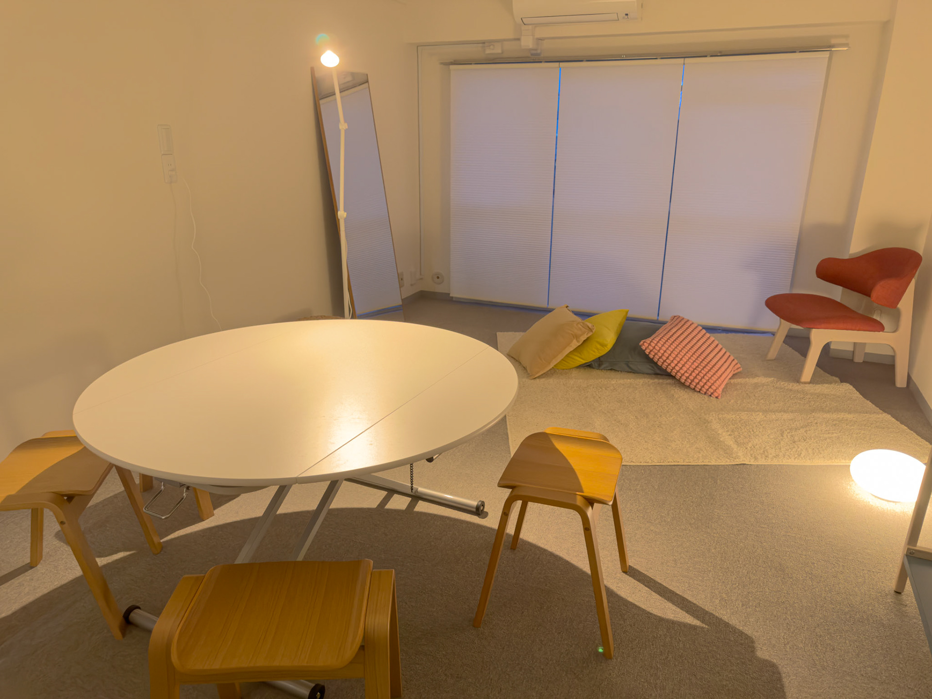 蛍光灯もありますが、間接照明のみでも◯