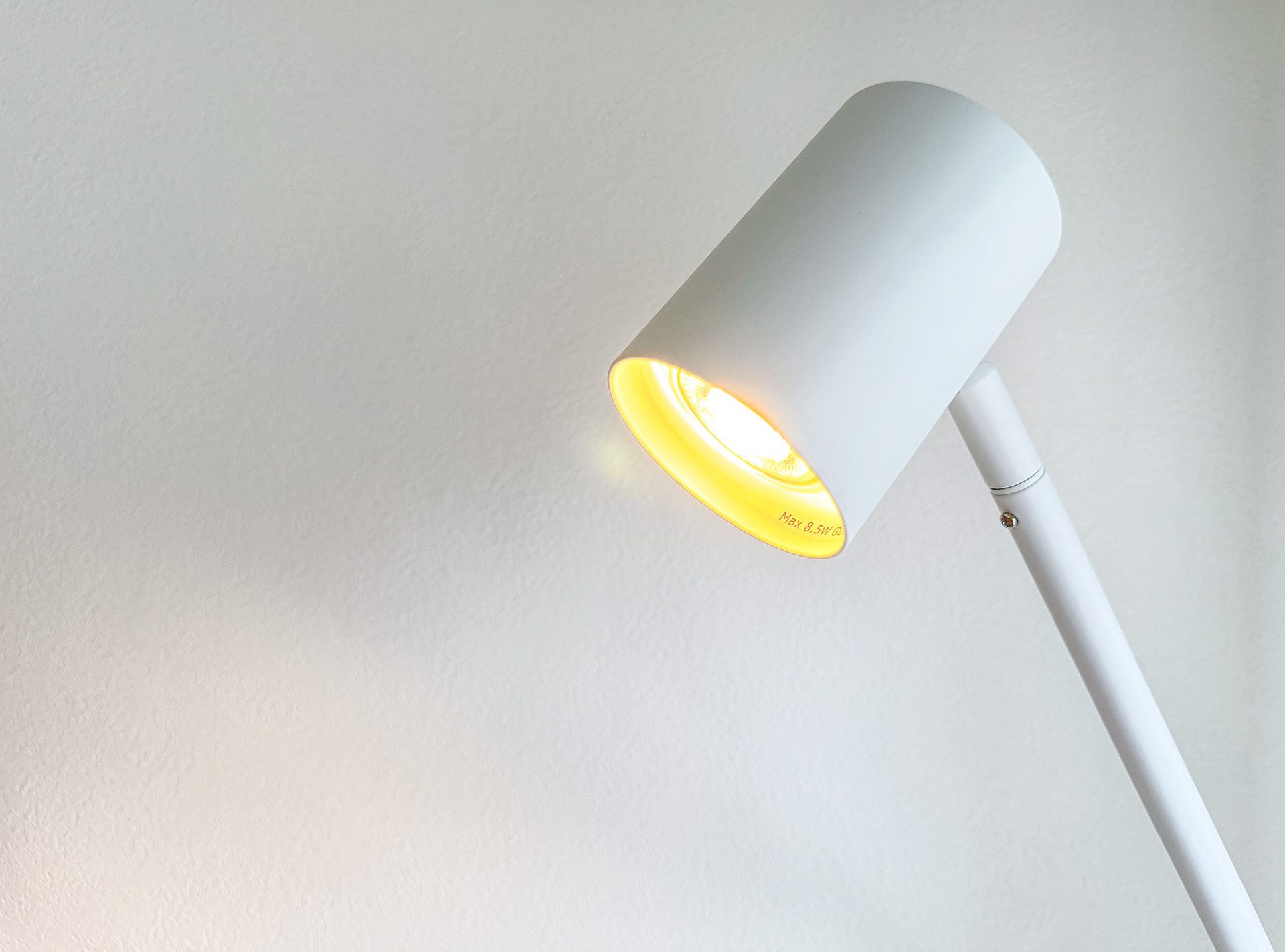 スポットはランプの後ろにスイッチ