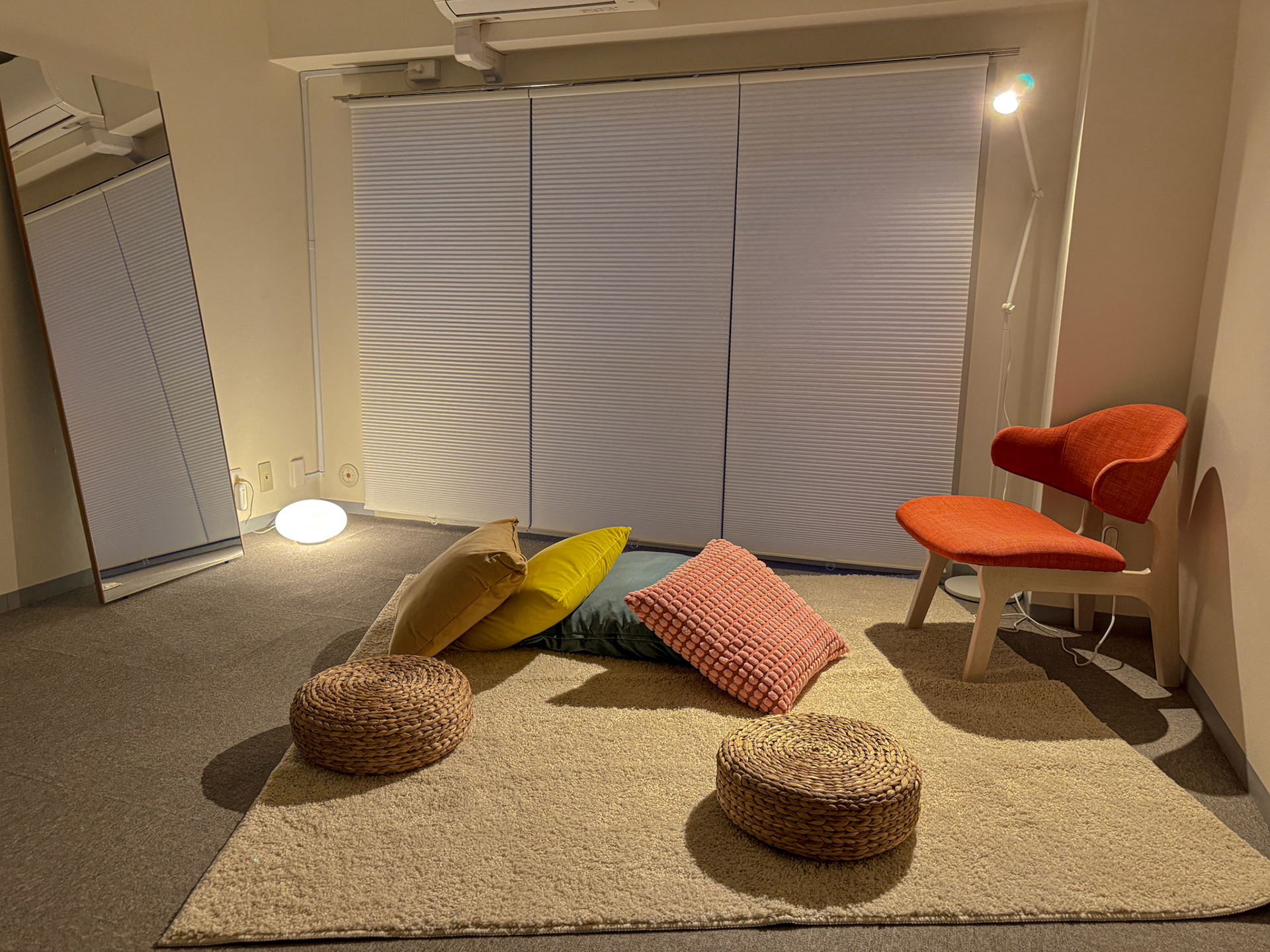 スポットライトで夜読書もゆっくり📕