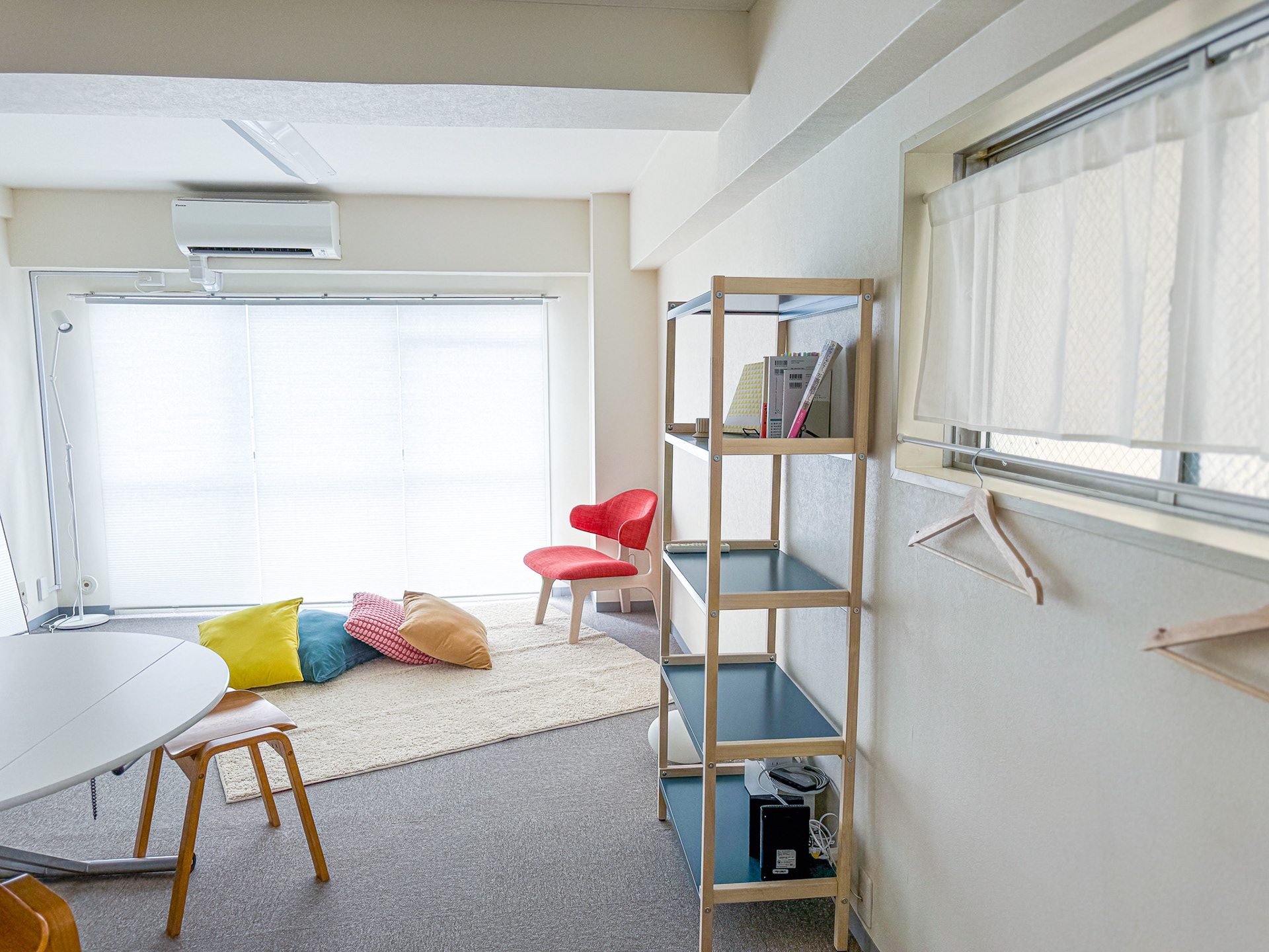 窓際にもハンガー