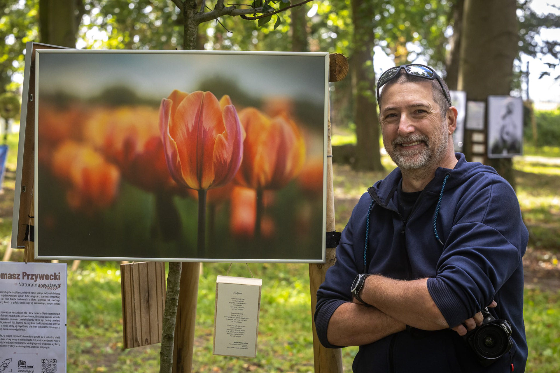 Portret Tomasz Przyweckiego zrobiony na wystawie fotograficznej