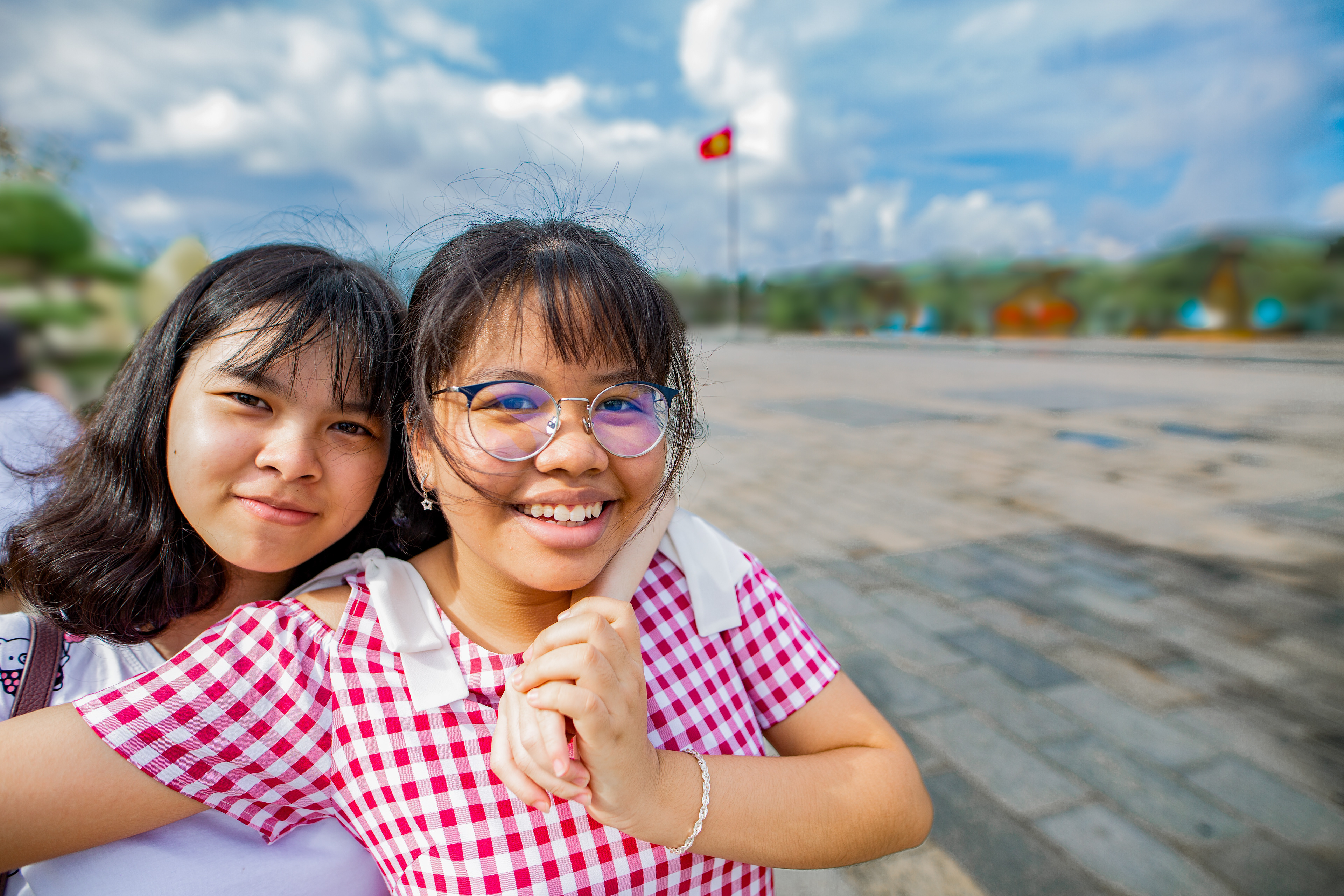 Picky and Rosy at Quảng Trường Hùng Vương