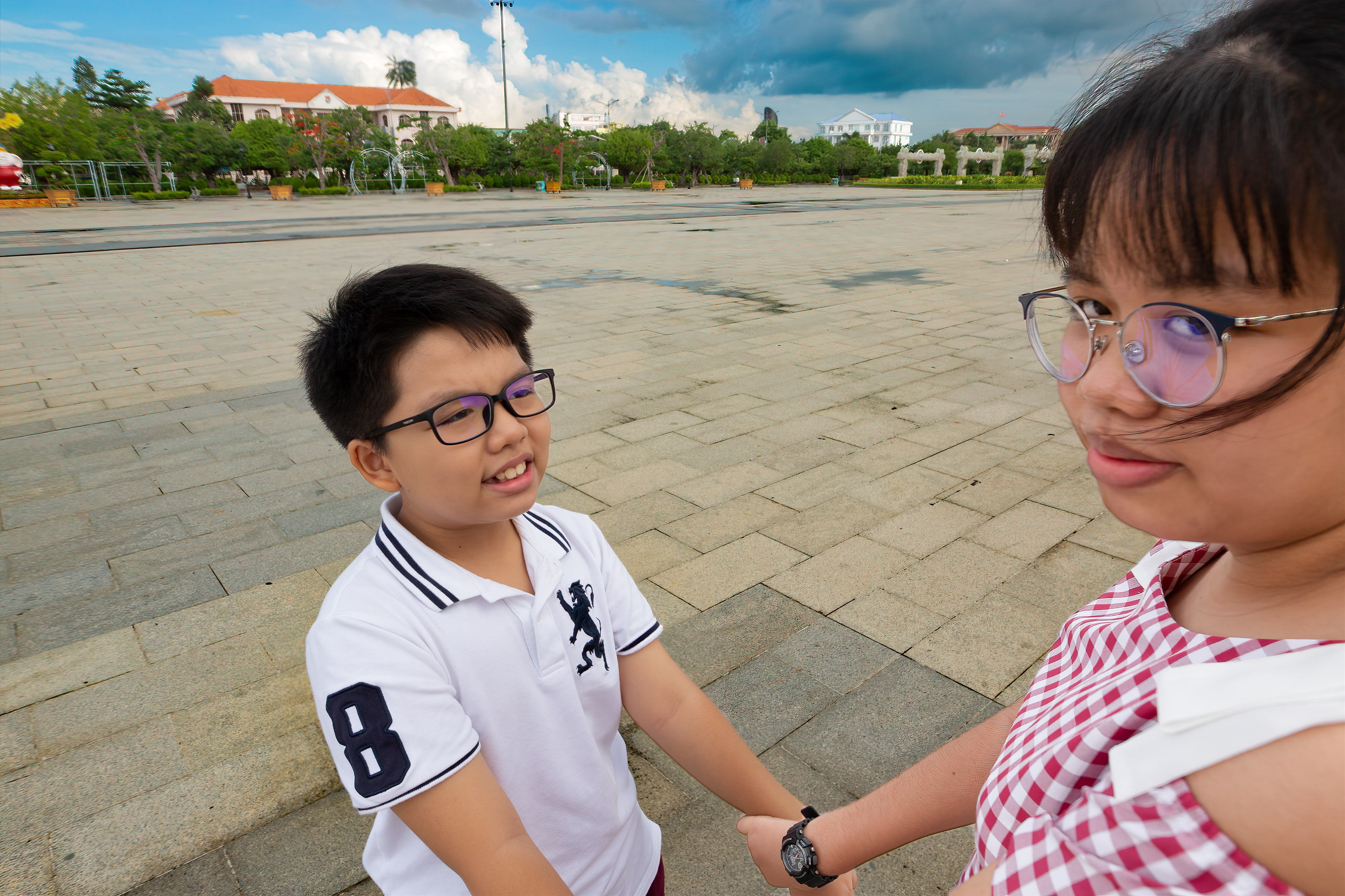 Spikey and Rosy at Quảng Trường Hùng Vương