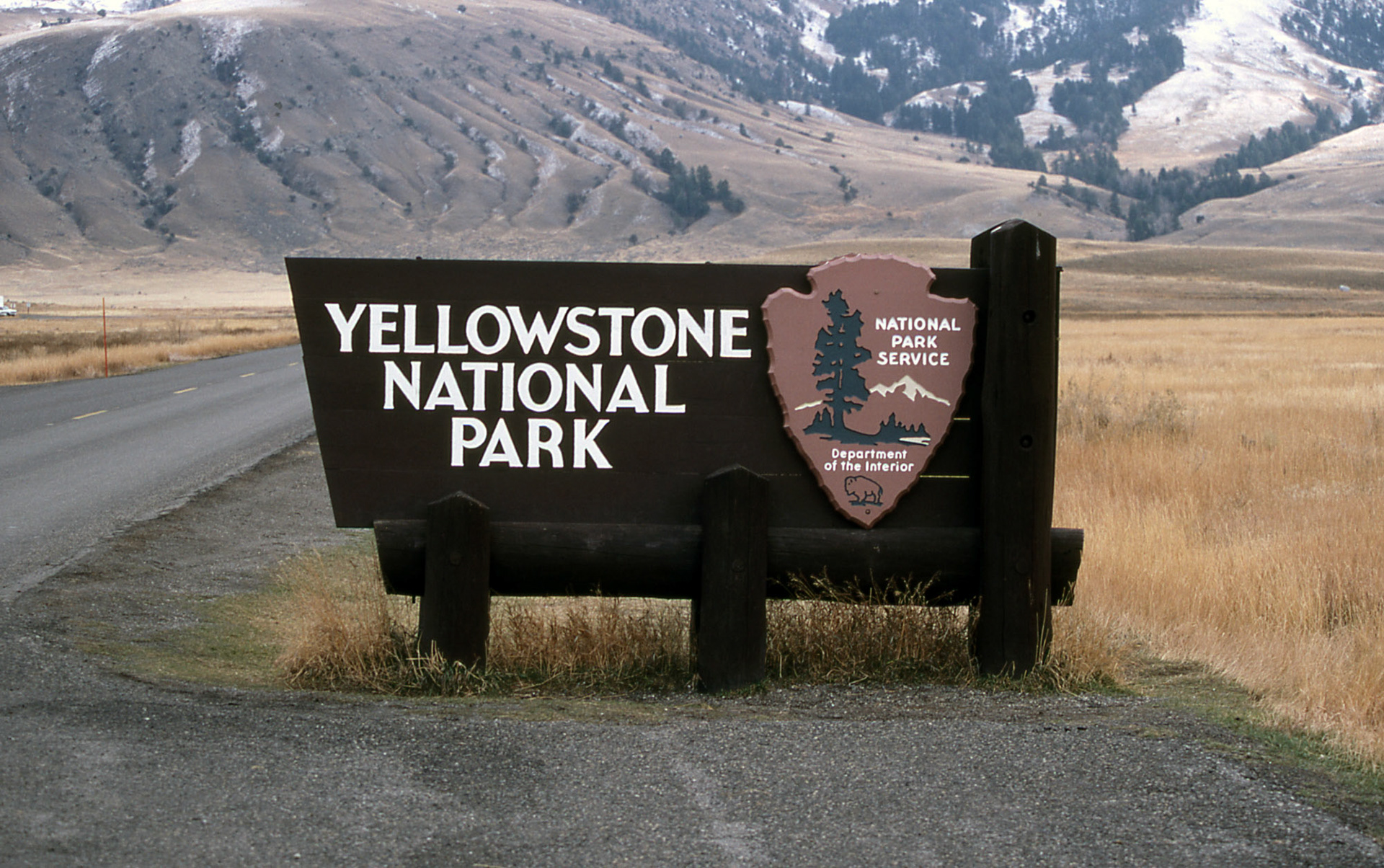 Yellowstone National Park sign at the North Entrance;Jim Peaco;October 1992