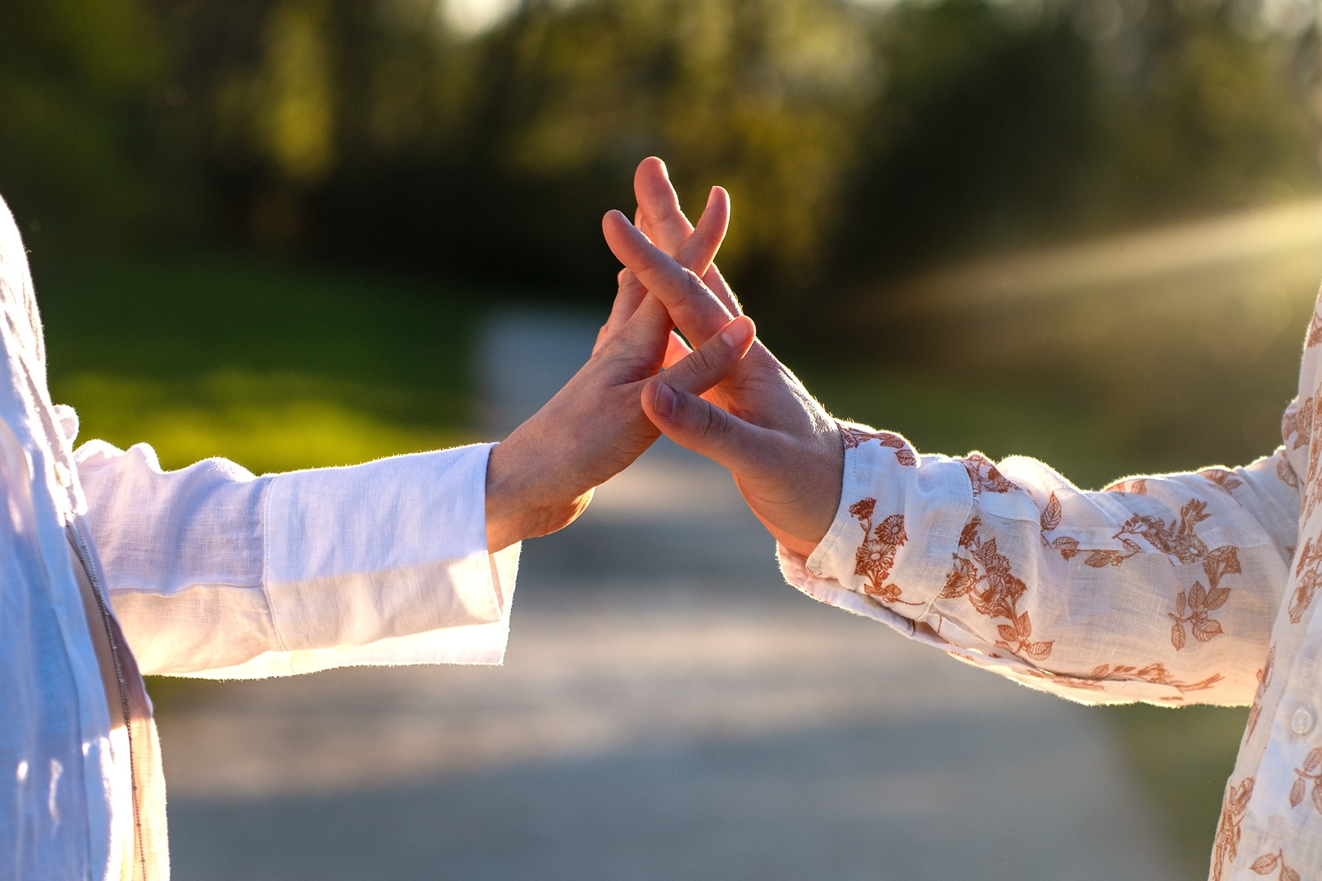 Photo des mains d'un couple en séance grossesse à Toulouse