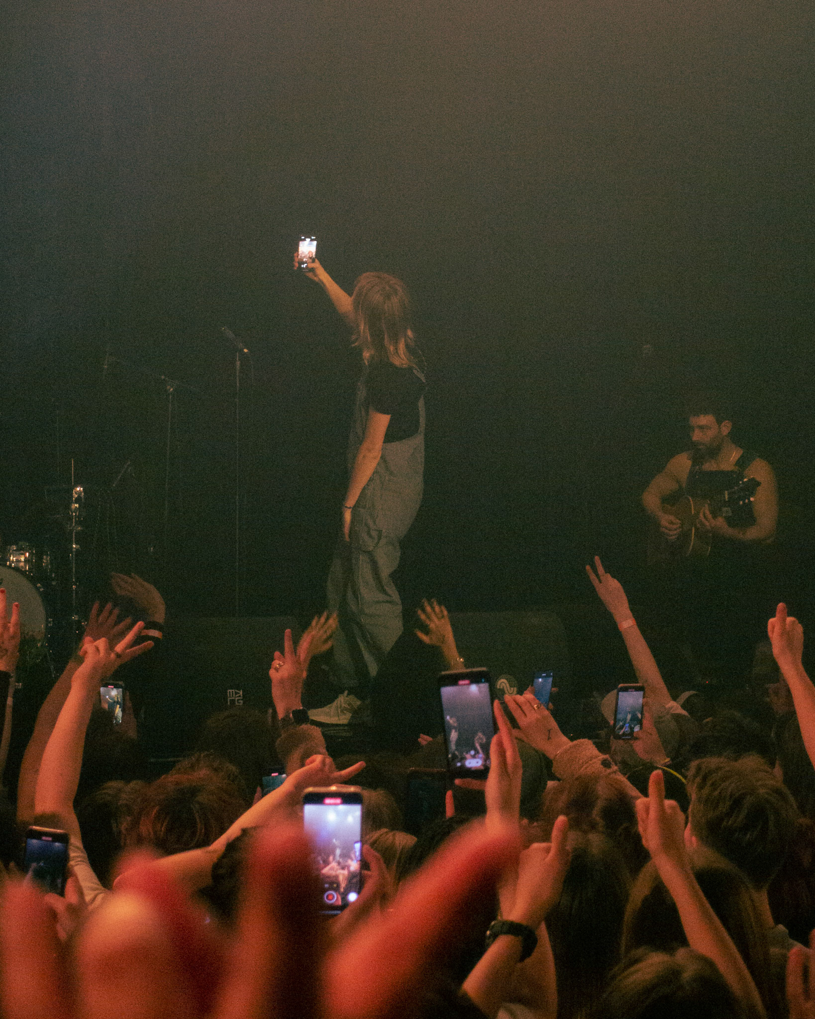 Maya taking a BeReal for someone in de audience 