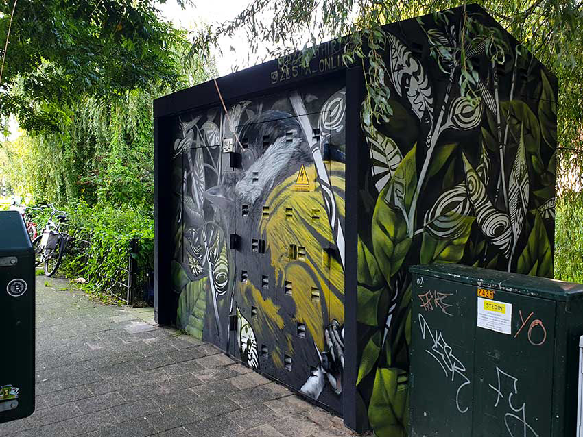 Valkenboskade Street Art mural painting of Koolmees in the Uitvinderswijk