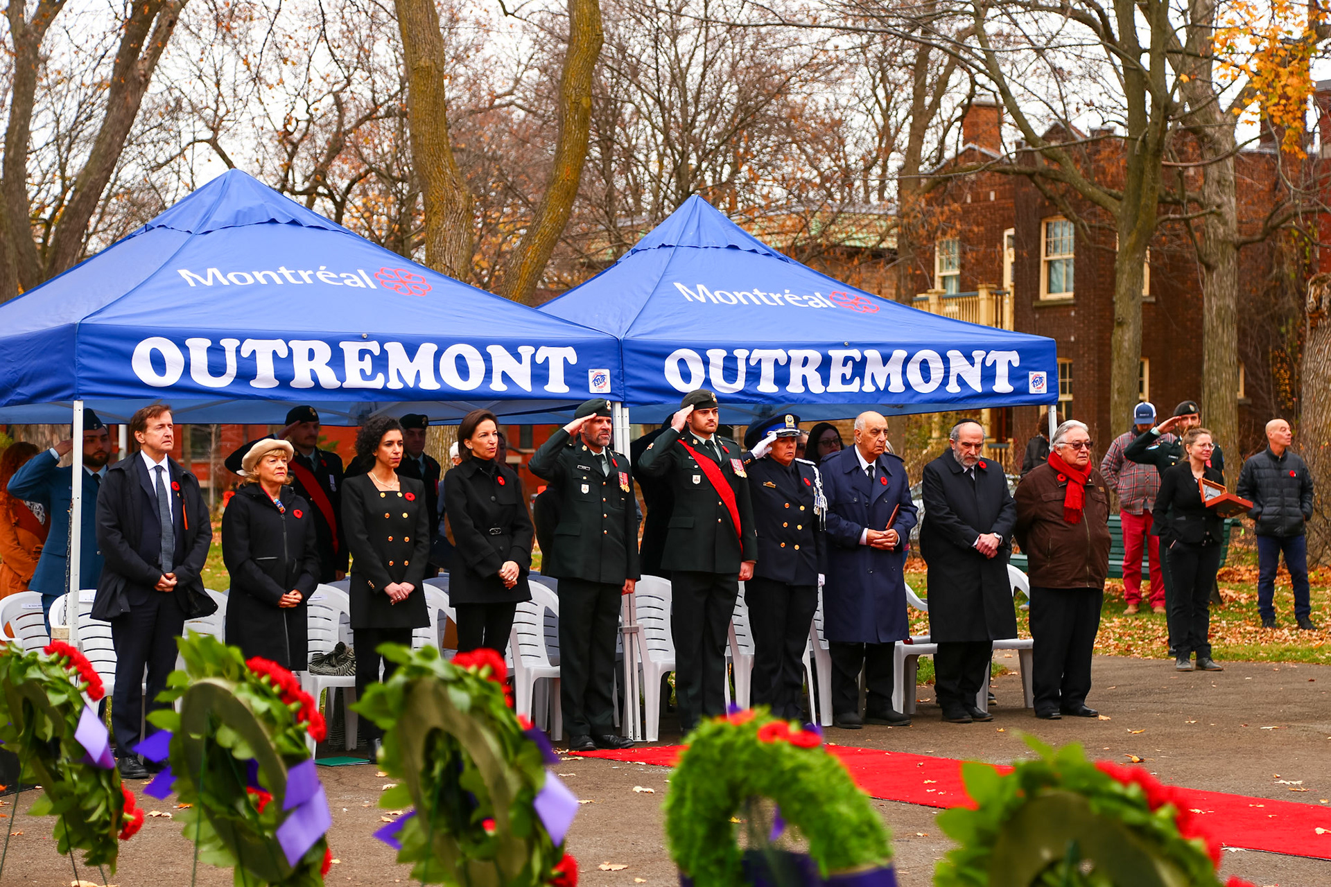 De gauche à droite : Le maire d'arrondissement Laurent Desbois, la Sénatrice Diane Bellemare, la députée fédérale d'Outremont Rachel Bendayan, la députée provinciale d'Outremont Michelle Setlakwe, des membres des Forces Armées Canadiennes, Une officier du Service de Police de Montréal, des représentants des Anciens Combattants et de la communauté juive d'Outremont
