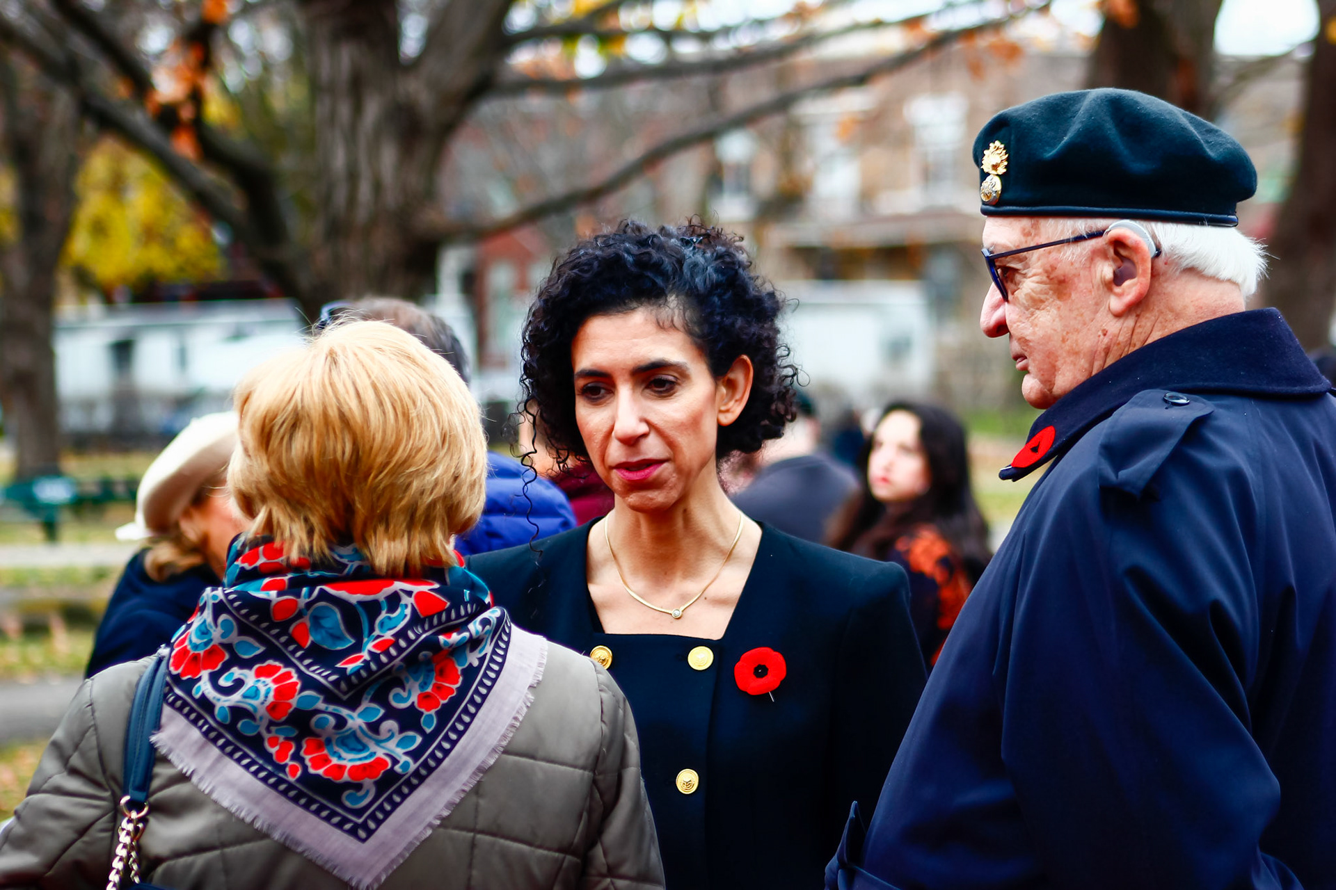 La députée fédérale d'Outremont Rachel Bendayan a profité de l'occasion pour discuter avec des familles d'anciens combattants
