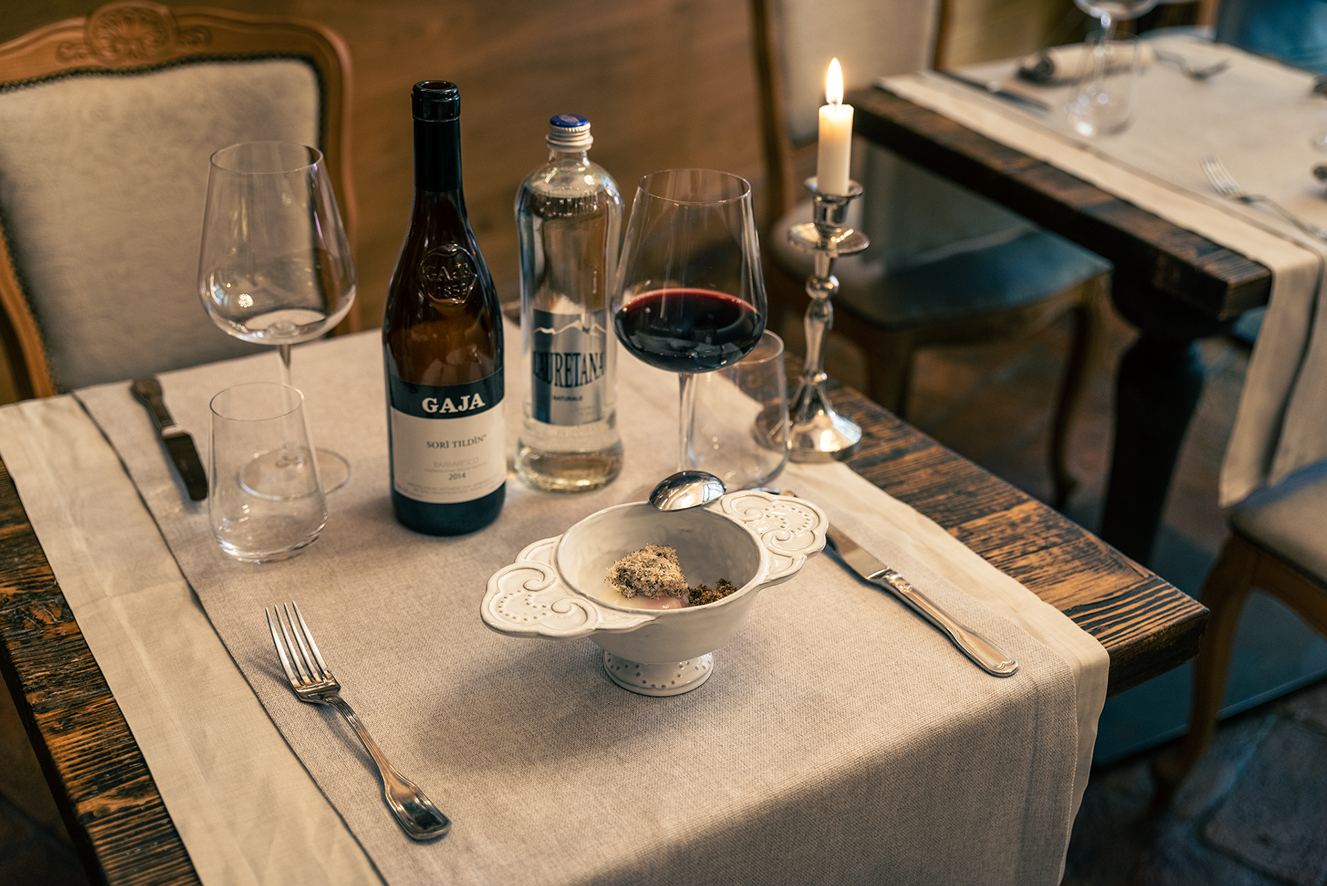 Uovo a 62°, crumble cipolla rossa e grano saraceno, piselli, caffè e tartufo nero