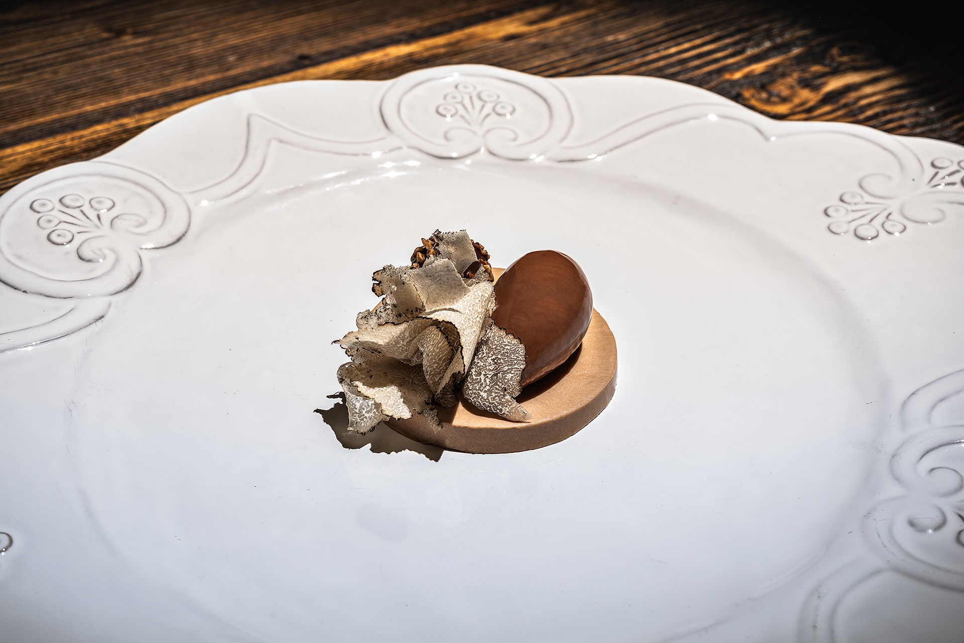 Bavarese al Caramelia, namelaka al fondente Millot, rocher di salsa al tartufo e tartufo nero
