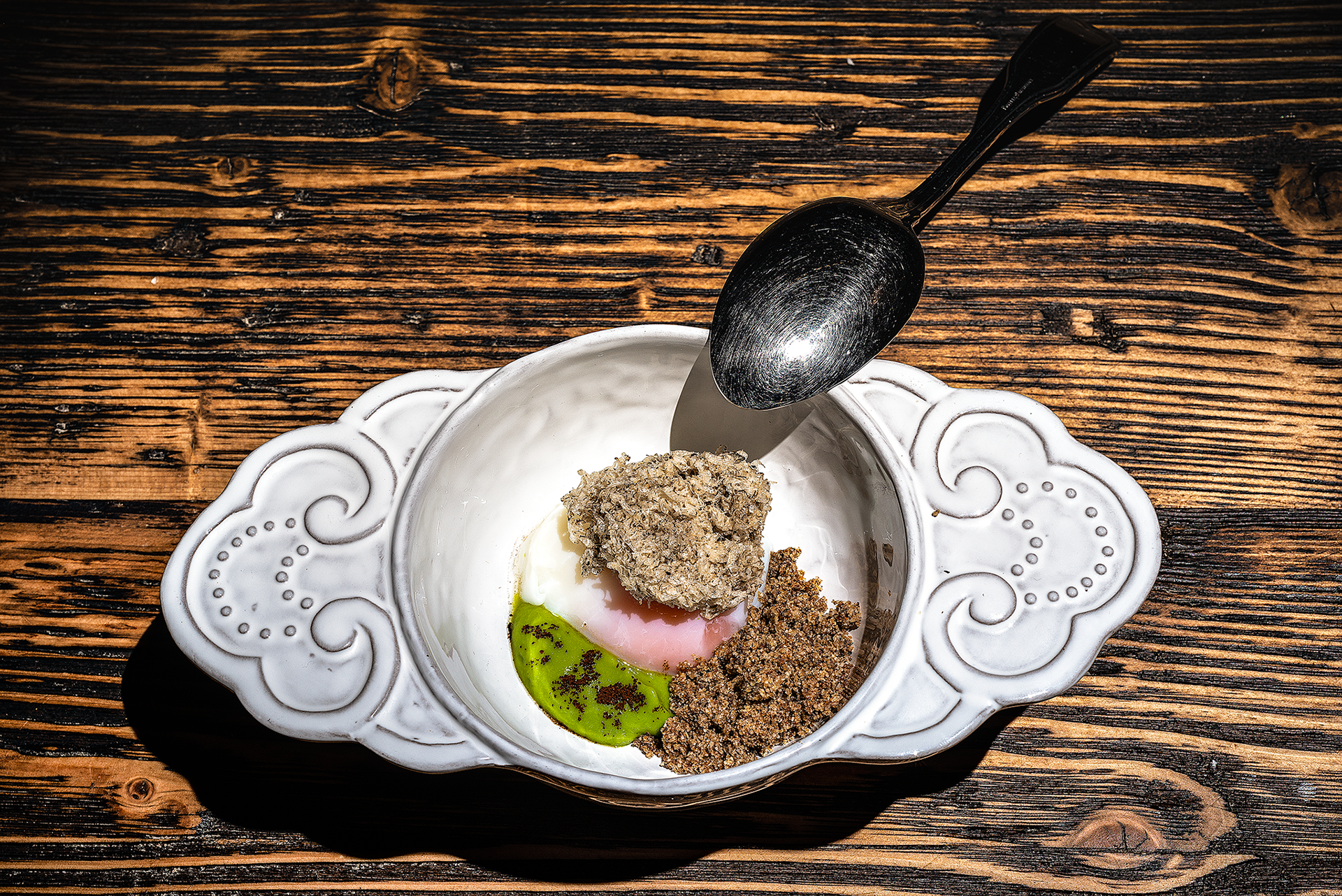 Uovo a 62°, crumble cipolla rossa e grano saraceno, piselli, caffè e tartufo nero