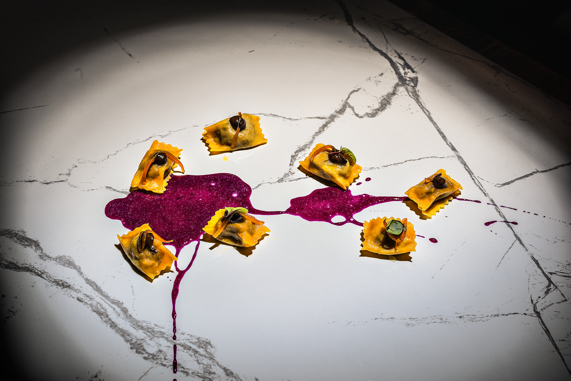 Plin di Cinghiale, estratto di cavolo viola, aglio nero e arancia candita