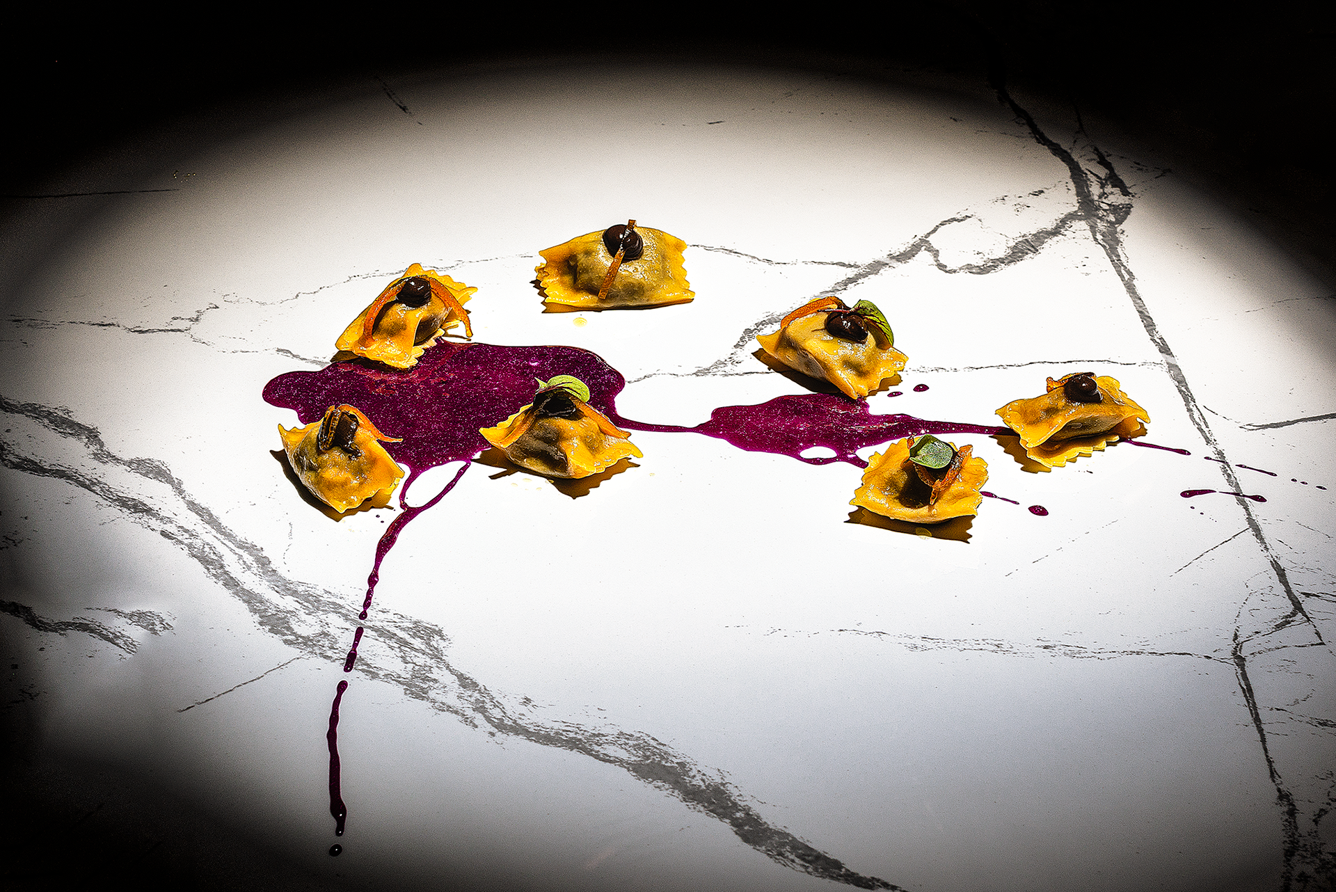 Plin di Cinghiale, estratto di cavolo viola, aglio nero e arancia candita