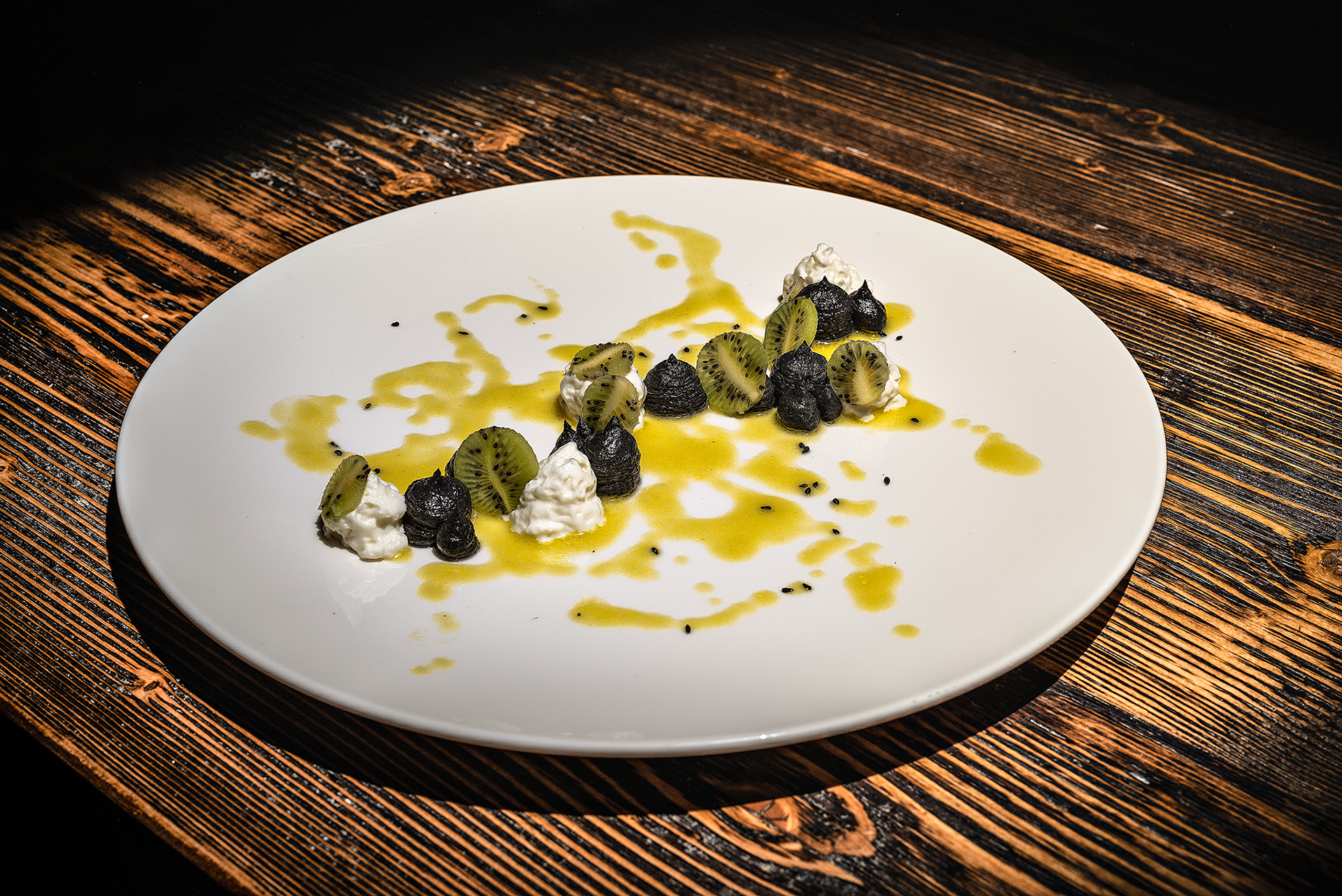 Cremoso al sesamo nero, spuma al cioccolato bianco, limone e kiwi