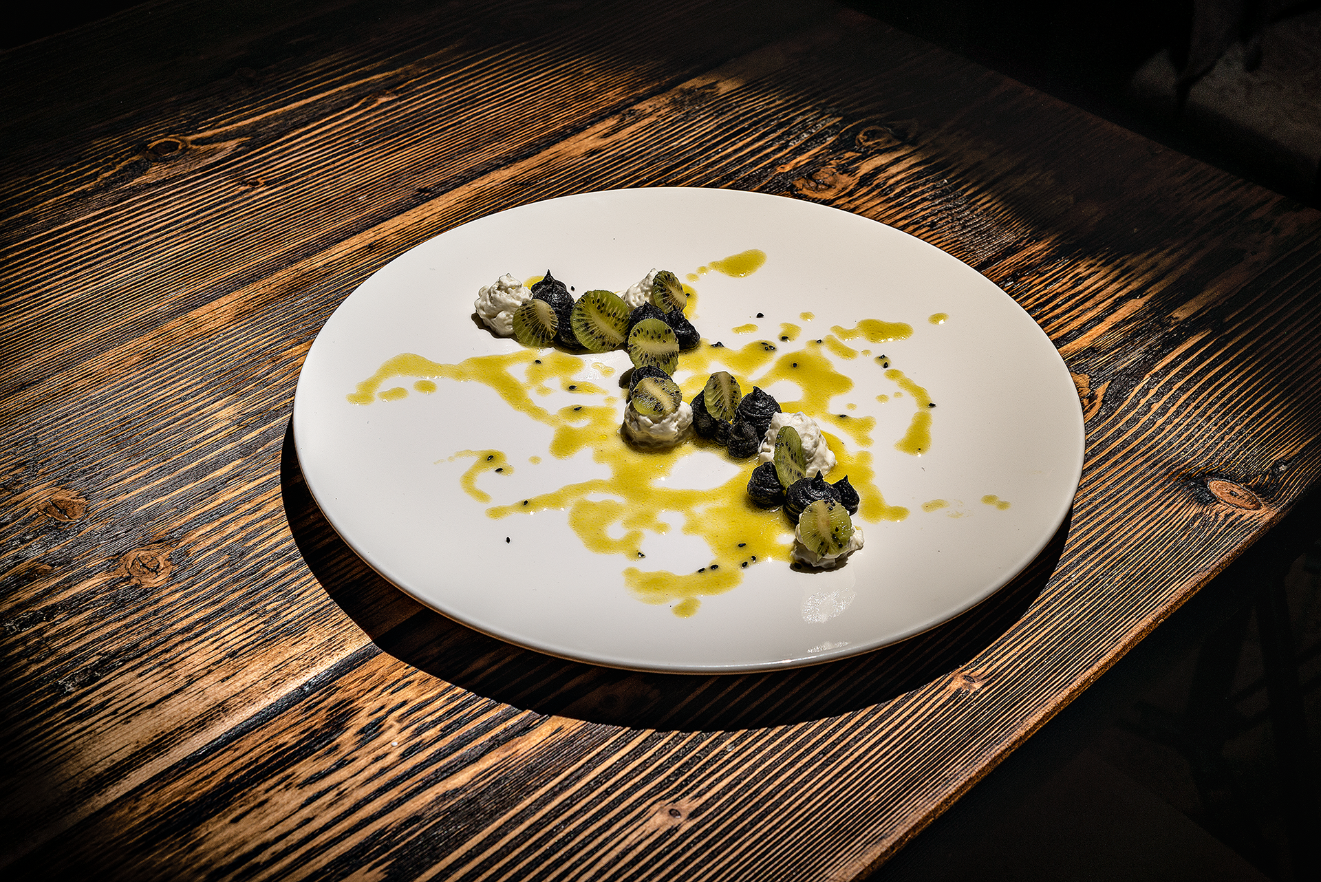 Cremoso al sesamo nero, spuma al cioccolato bianco, limone e kiwi