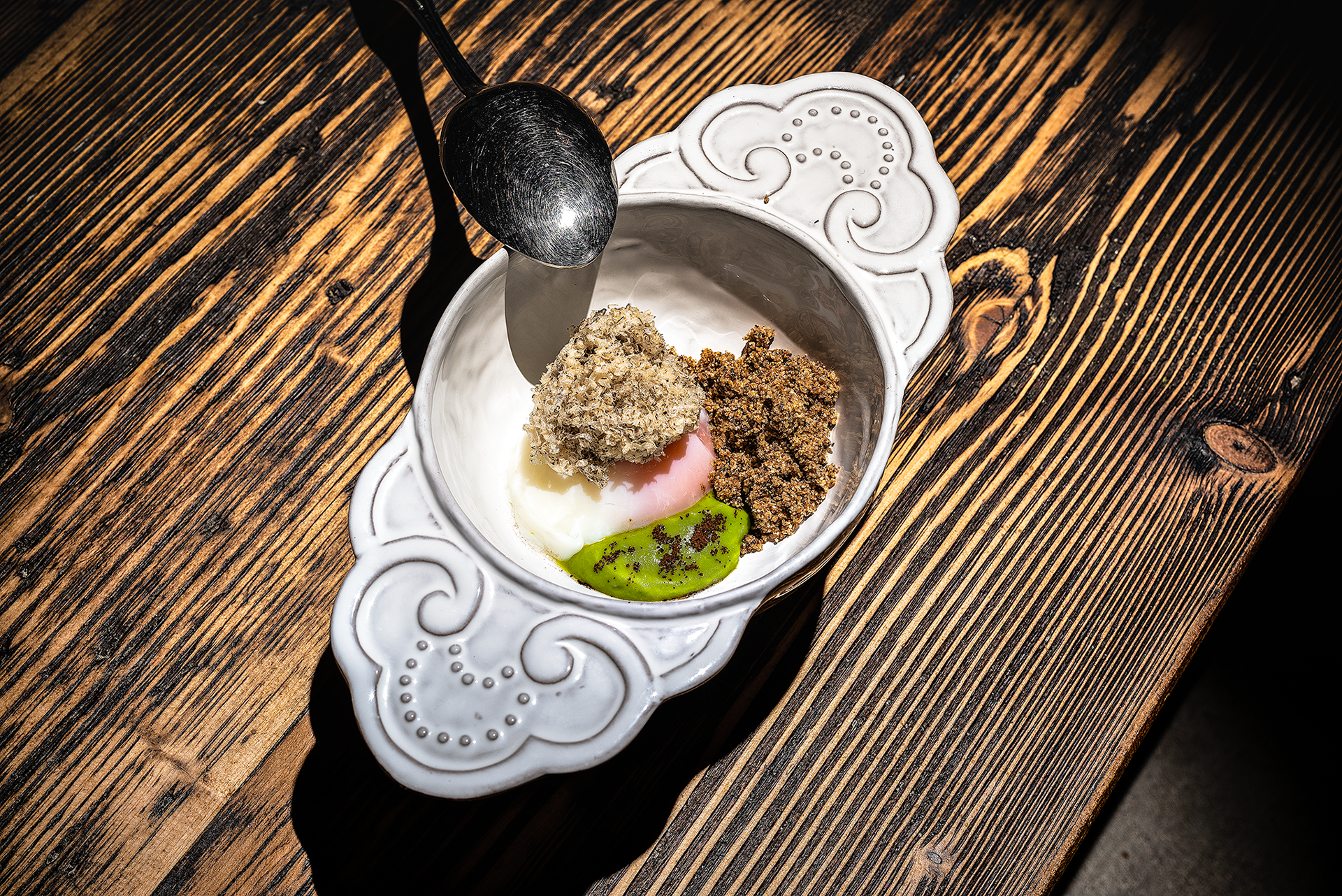 Uovo a 62°, crumble cipolla rossa e grano saraceno, piselli, caffè e tartufo nero