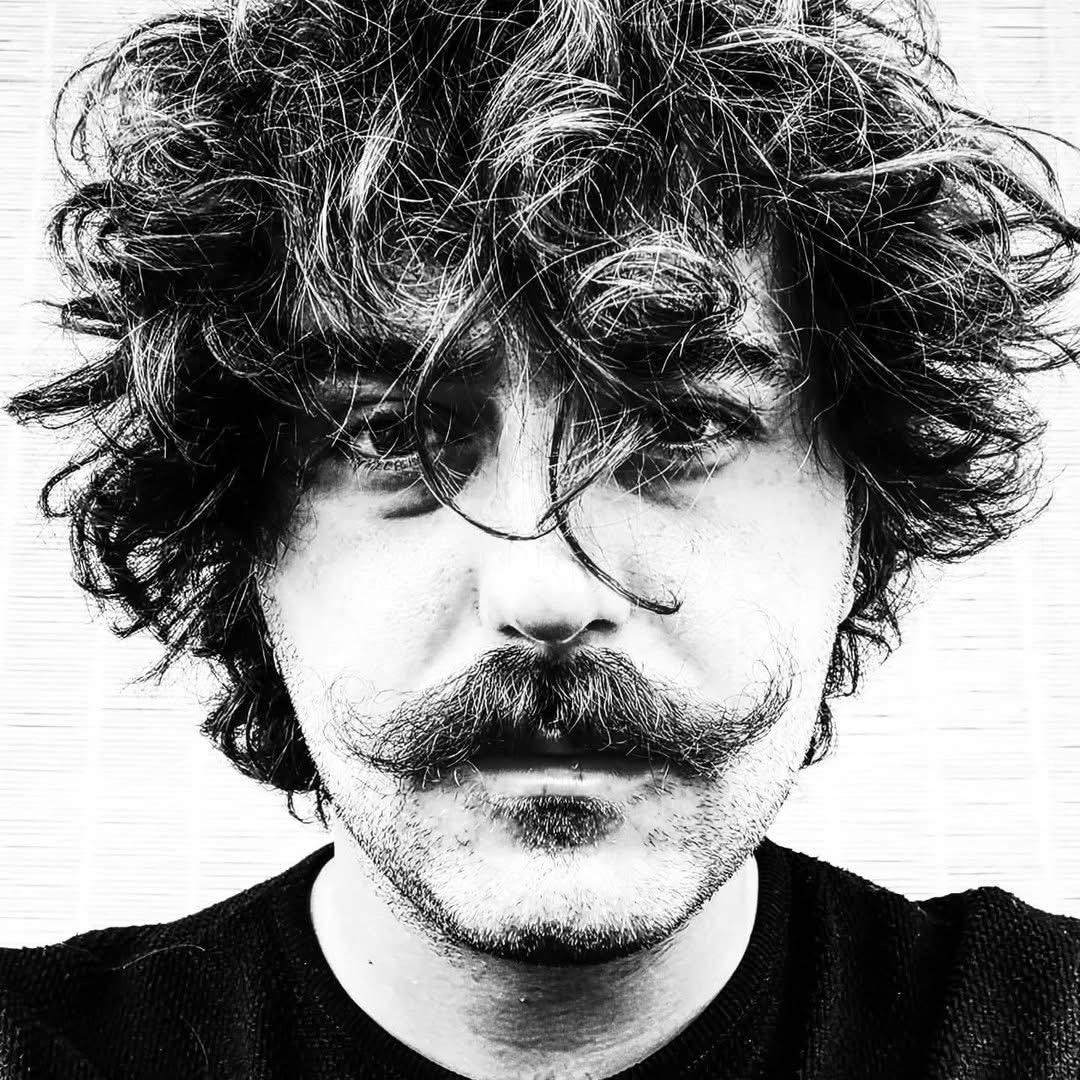 Benvenuti, sono Francesco Palmerini, designer laureato in Disegno Industriale presso la Scuola di Architettura dell’Università degli Studi di Firenze. La mia attività si sviluppa tra product design, interior design e progettazione degli spazi pubblici, ambiti nei quali applico un approccio orientato all’integrazione delle nuove tecnologie, allo studio delle forme organiche e alla valorizzazione delle identità culturali attraverso un uso consapevole dei materiali. Il mio obiettivo è definire soluzioni che coniughino estetica, funzionalità e significato, evitando modelli ripetitivi e dinamiche di omologazione progettuale e comunicativa.  Di indole curiosa, considero la ricerca costante e l’incontro con nuove esperienze come strumenti essenziali per l’evoluzione delle mie competenze professionali e creative. Questo atteggiamento orienta ogni fase del mio processo progettuale, dalla definizione del contesto all’elaborazione di soluzioni innovative e sensibili al rapporto tra individuo, spazio e cultura.  La mia esperienza nella ristorazione, come bartender e direttore di sala, ha consolidato competenze trasversali quali la gestione degli spazi, il coordinamento dei team e l’attenzione alle esigenze dell’utente. Abilità sviluppate in ambienti ad alta interazione e responsabilità che oggi trasferisco nella mia pratica progettuale.  Mi dedico allo sviluppo di progetti che uniscono visione, rigore metodologico e consapevolezza del contesto, con l’obiettivo di generare valore reale per persone, comunità e territori. 