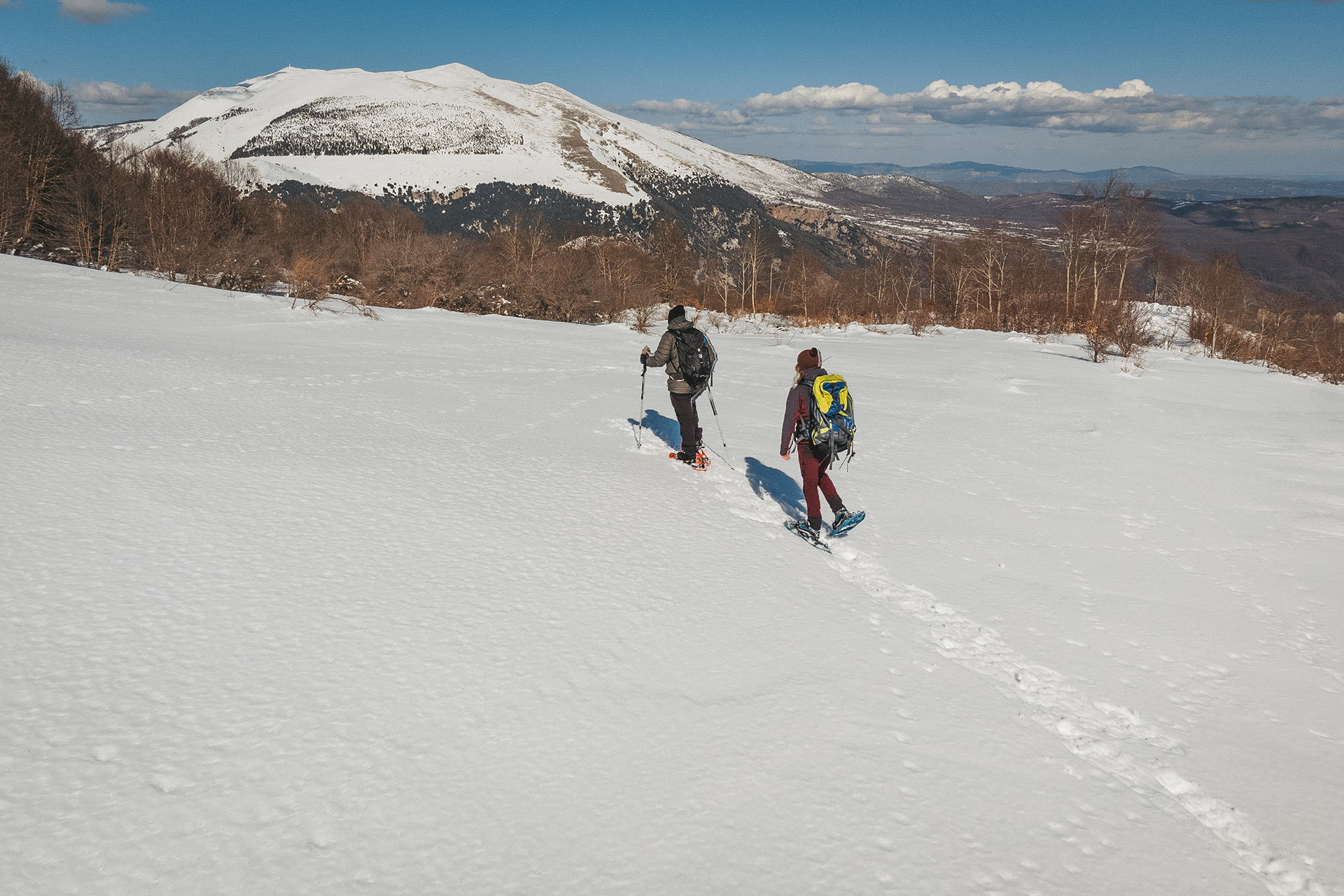 Ciaspole con il Monte Raparo sullo sfondo