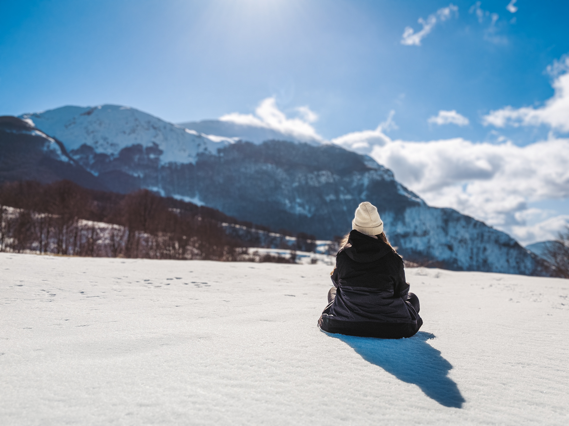 Mindfulness sulla neve con sfondo Monte Alpi