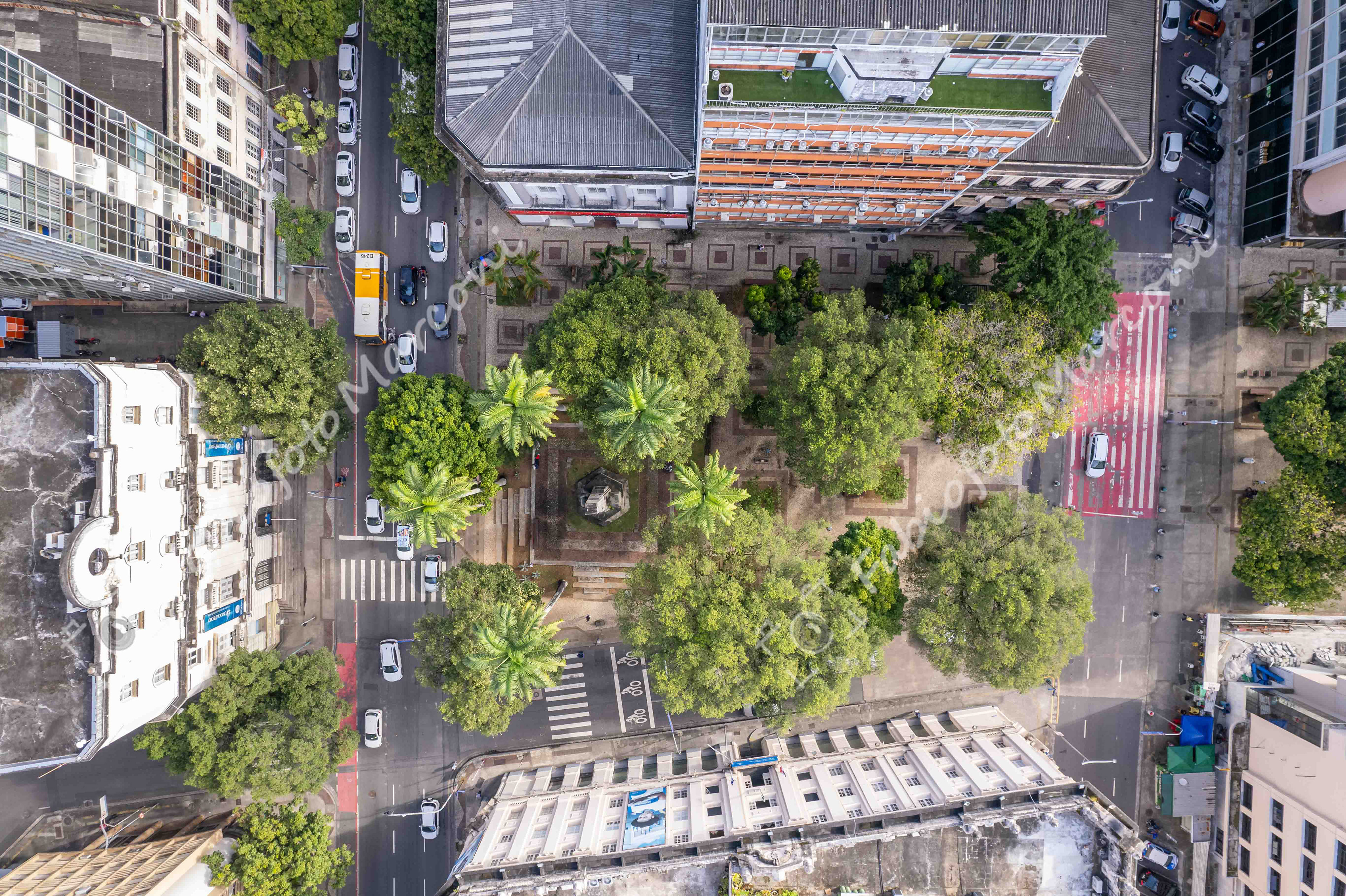 COMÉRCIO, AVENIDAS E PRAÇAS 24