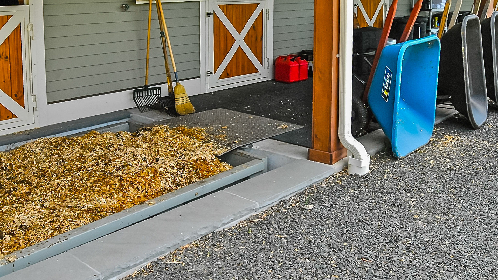 The spreader top is level with the 2 sided ramp and the moveable metal platform with handles can be placed anywhere along the side and rear of the spreader.