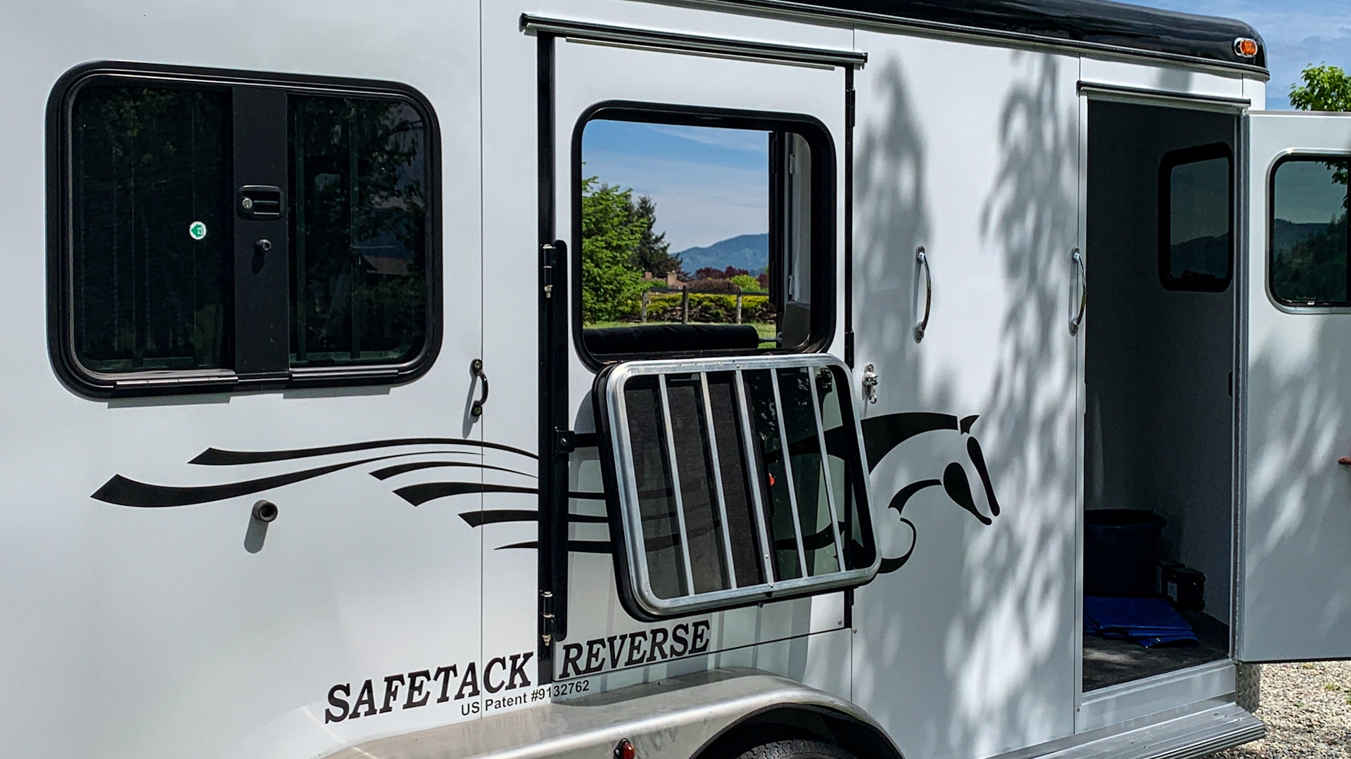Side windows can be closed or open with a screen or they can be dropped down allowing the horse's head to come out.  It is protected with metal bars.
