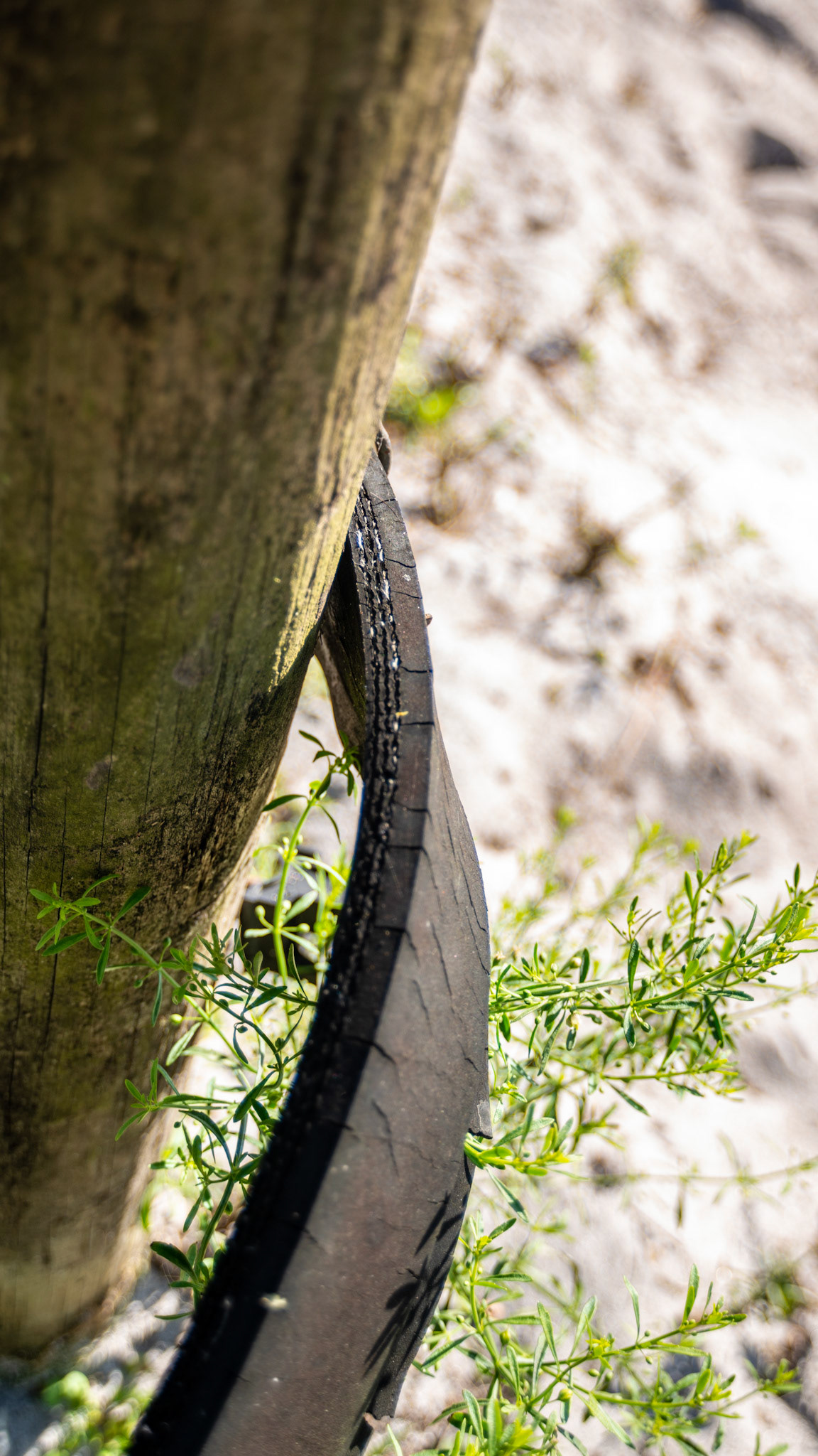 Rubber fencing with exposed edges, but no nylon threads seen (burned off?).
