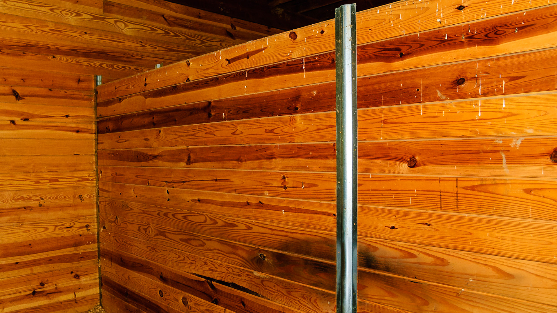 A ribbed metal sandwich plate protects the horse from screw heads but has exposed sharp edges at the top. Raising the top board would have covered these edges.