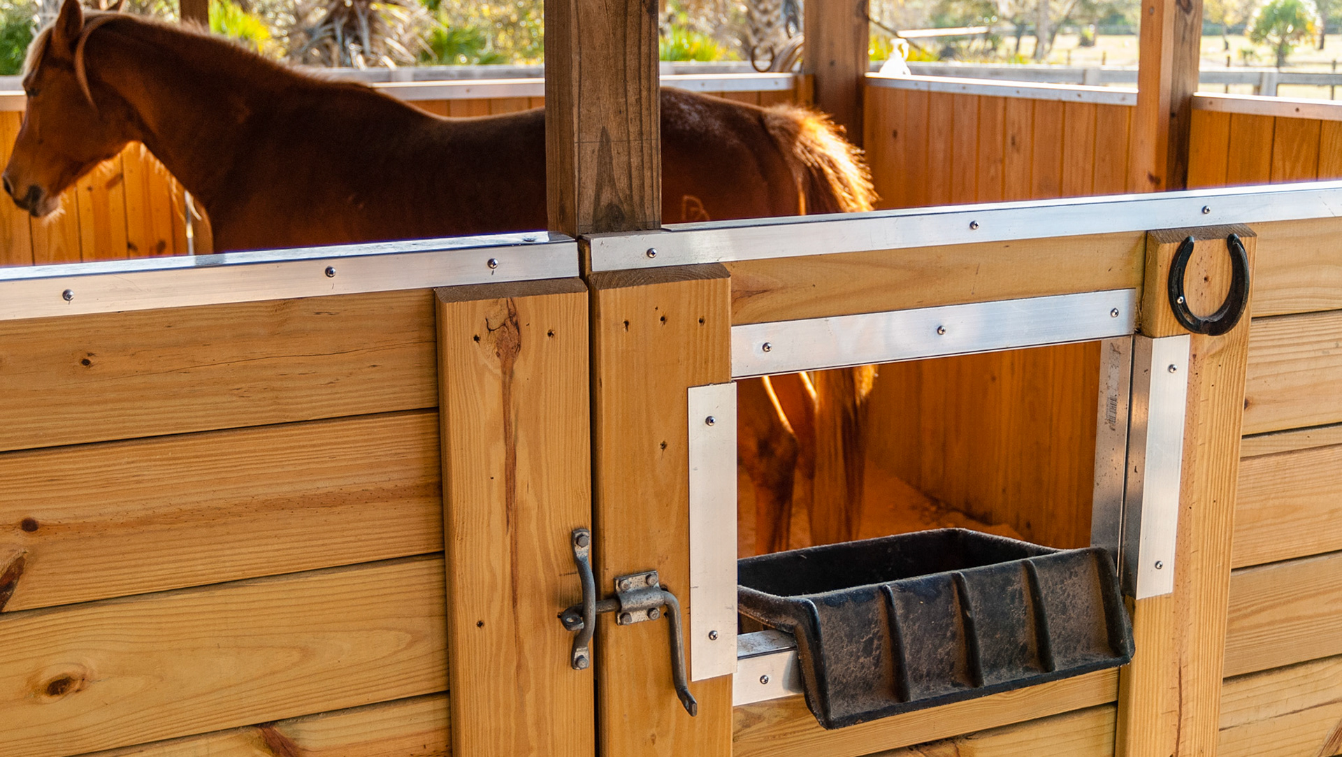 Dedicated feeding hole for a hanging bucket