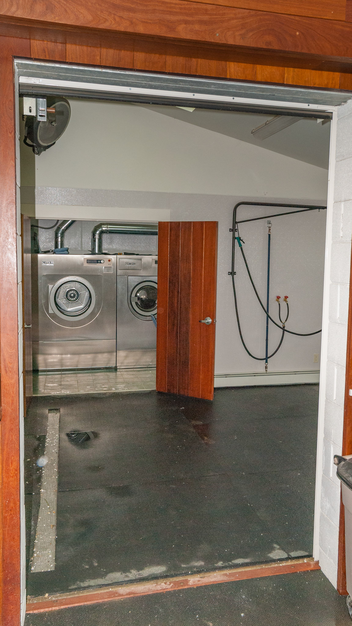 Wash area between the grooming area and the laundry room.