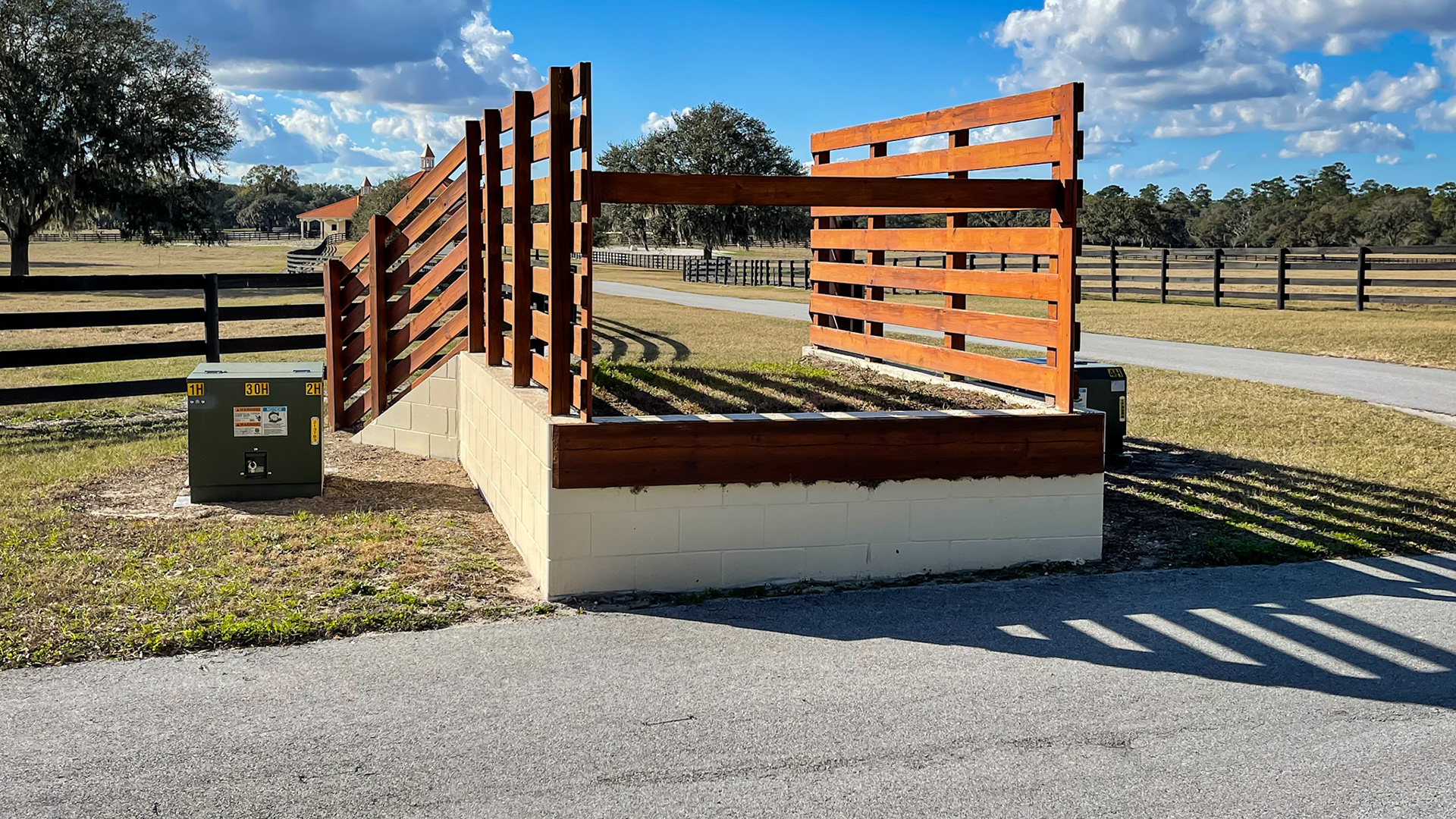 A loading ramp for safely putting horses into high trailers (semi-trailers) with a side door.