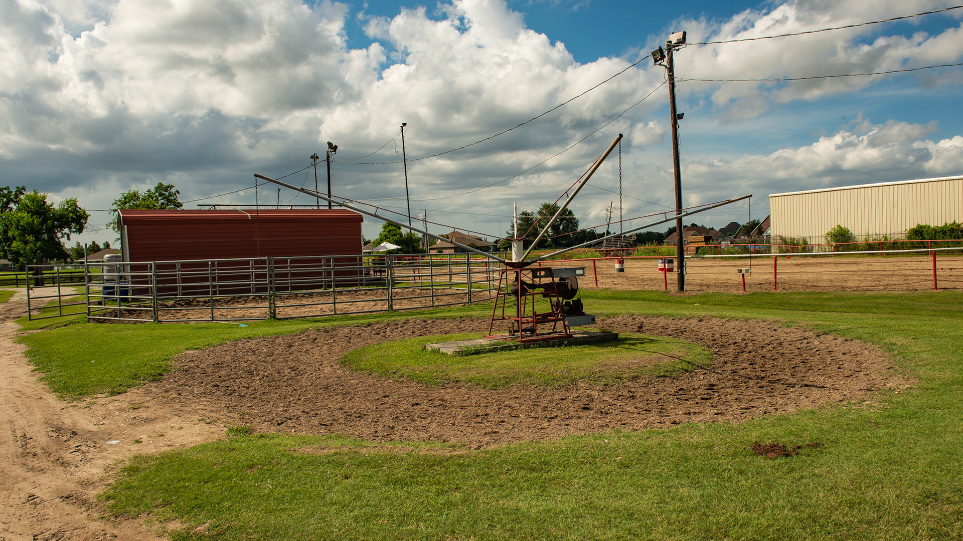 Hot walker without an outer fence. Round pen in background.