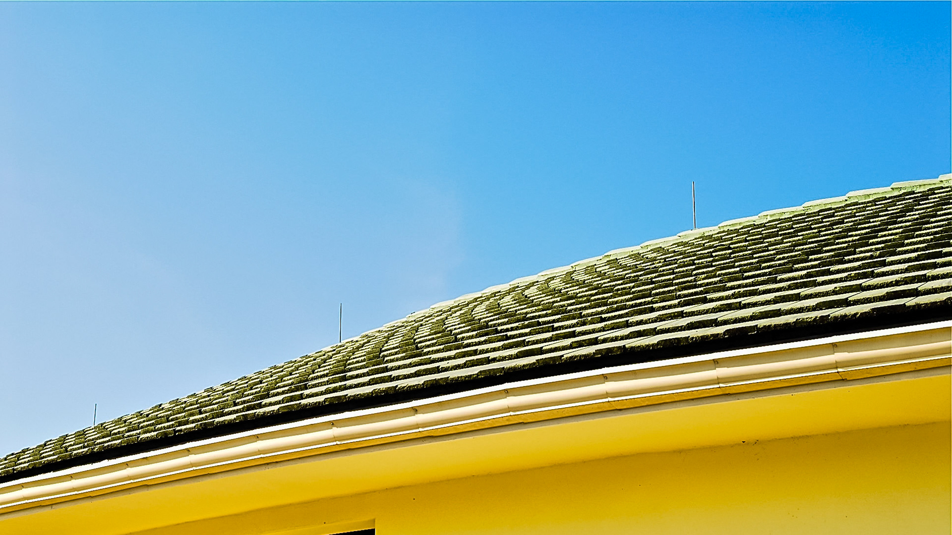 Hand laid roof tile makes an interesting illusion.