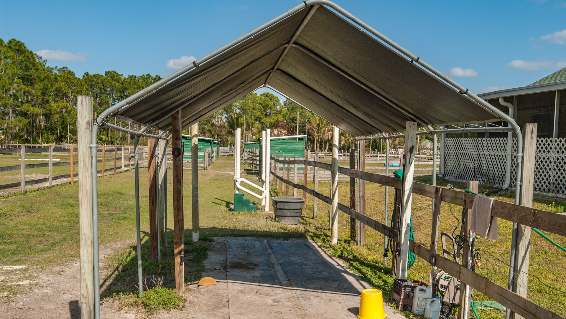 Grooming and wash area
