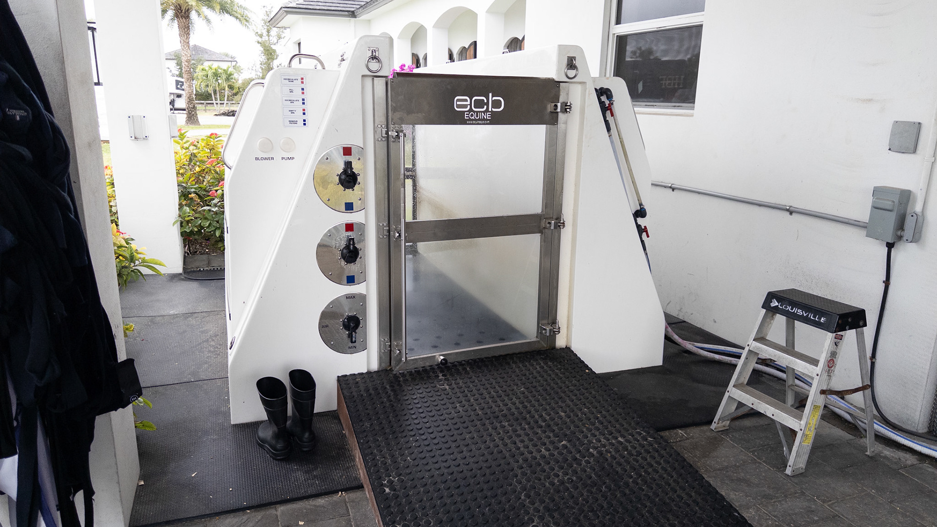 An outdoor water treadmill (Equinespa) in FL provides resistance without a load to injured horses in recovery.