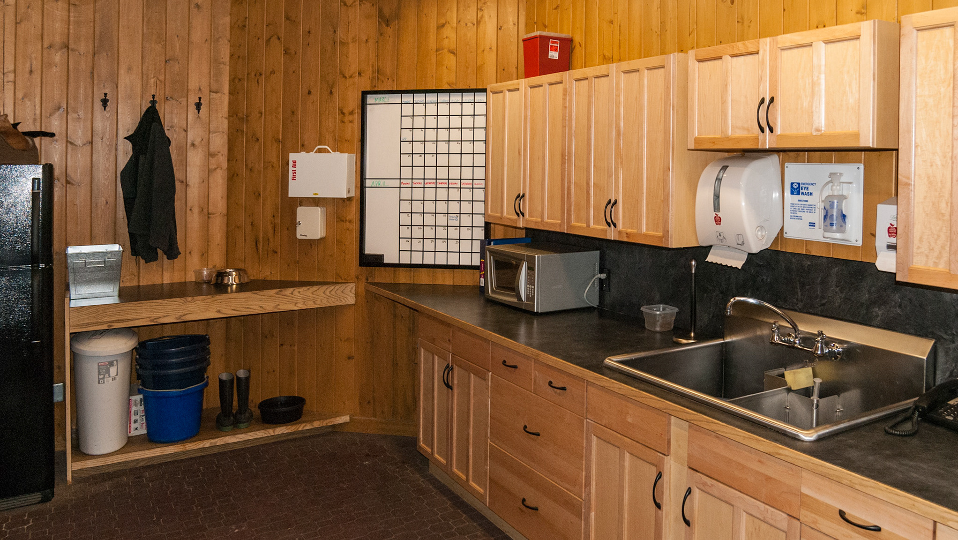 Clean and organized. I really like the sink.