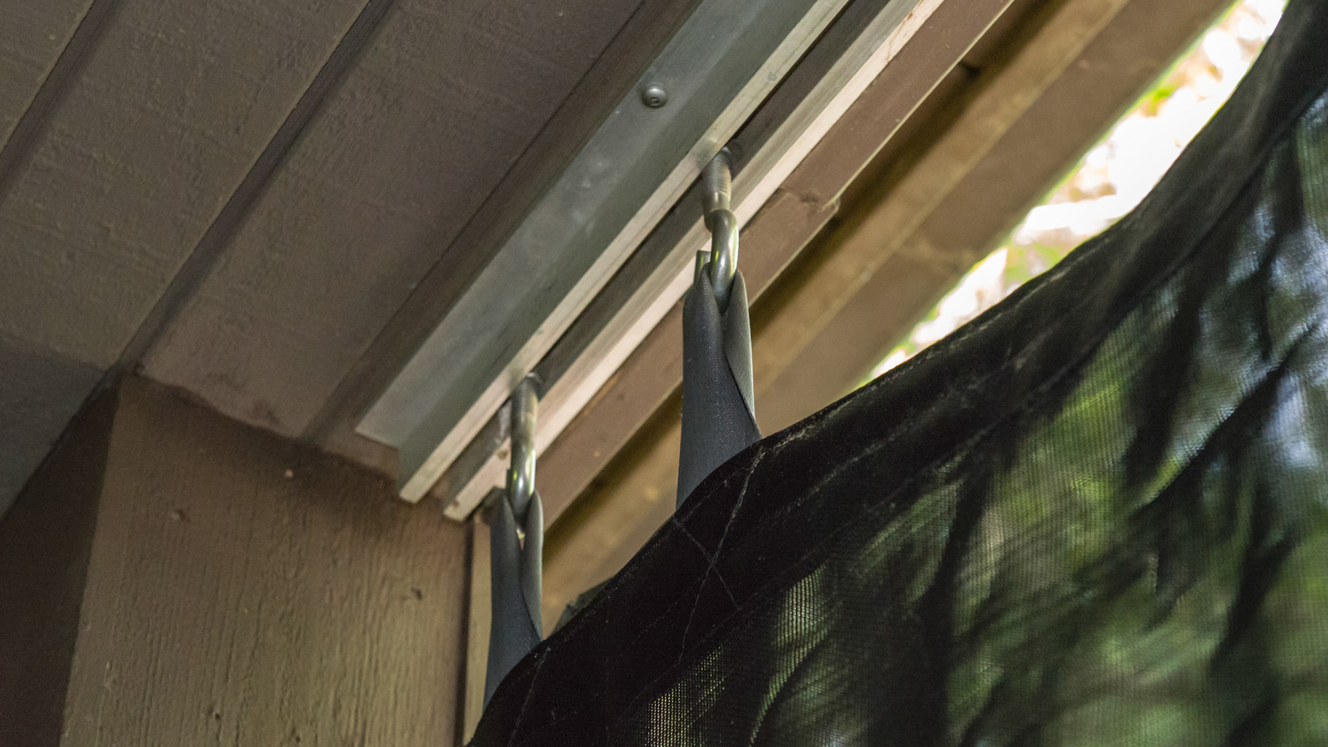 Detail of the attachment of the barn side screens.