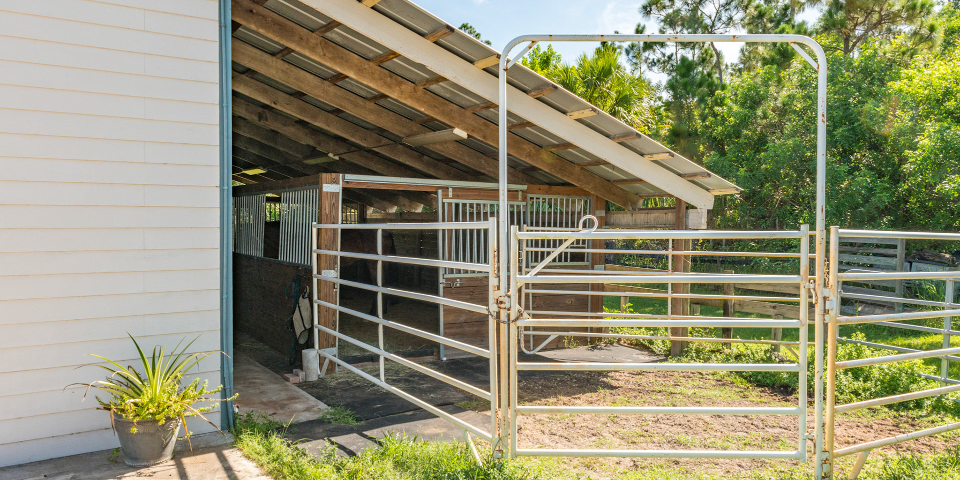 Stall  turn out made of panels