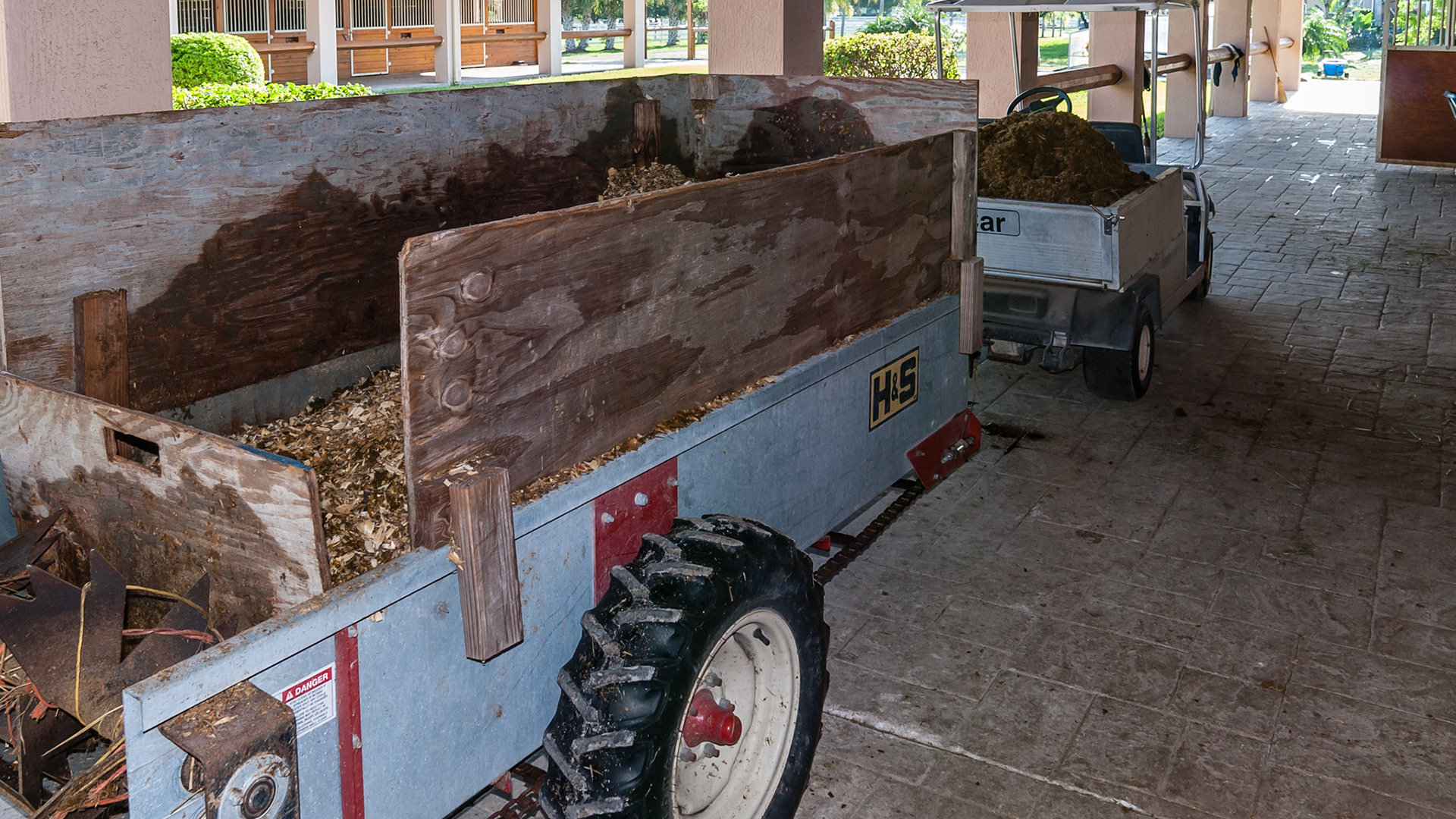 Extensions on the side allows for a bigger load but places a greater strain on the system.  The removable rear gate also allows for no spillage but can be difficult to remove when full.