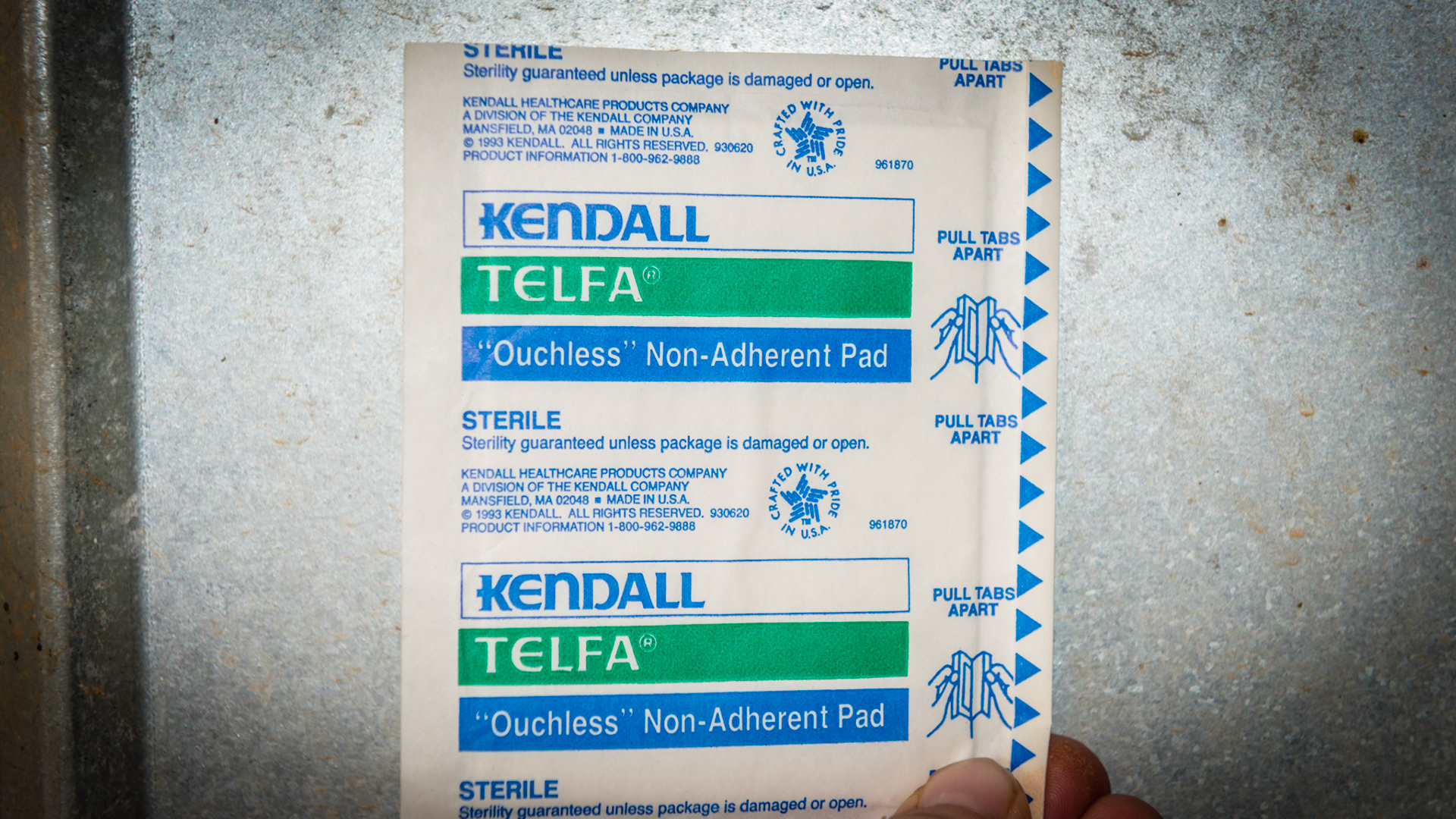 A non-stick pad which allows the owner to remove the bandage without removing the delicate epithelium cells with the bandage.