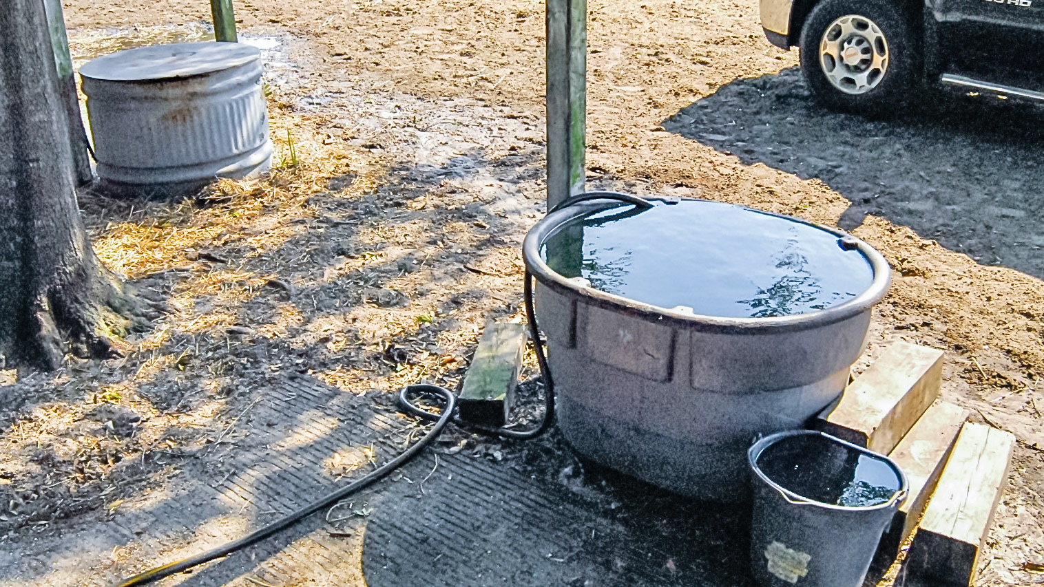 Hose fed outdoor water tank in Florida with runoff keeps the drinking water clean by movement