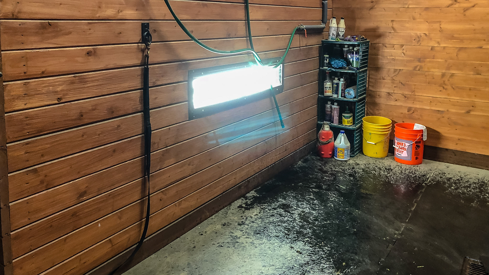 These high intensity lights are installed at both sides of the horse to give outstanding illumination of the horse even underneath.