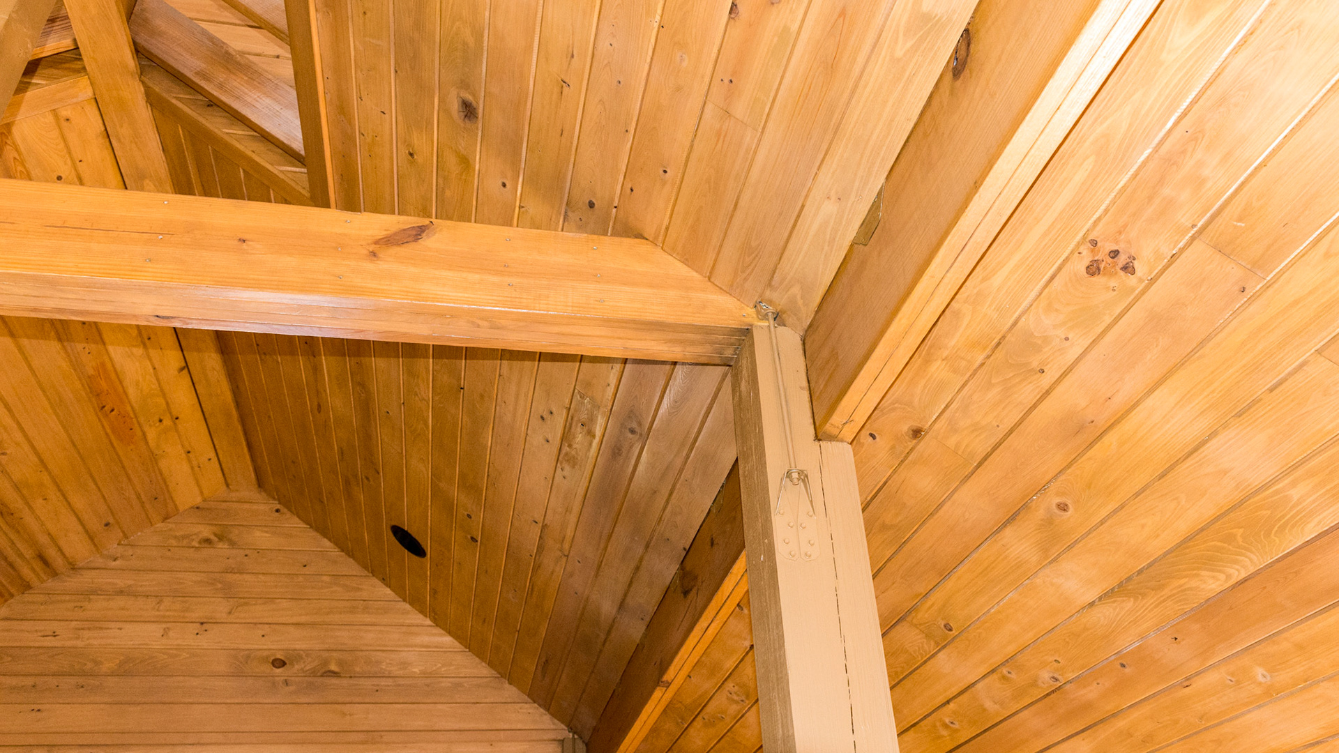 A steel tie ties in the cross beam to the support pole.