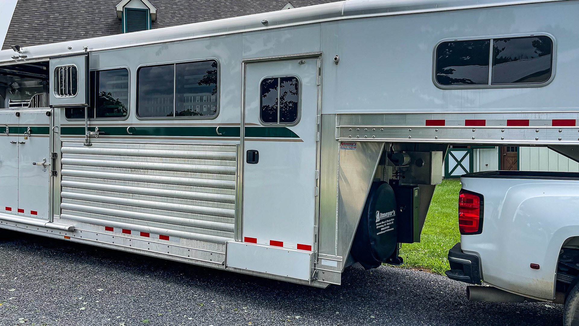 A gooseneck trailer on a pickup truck.