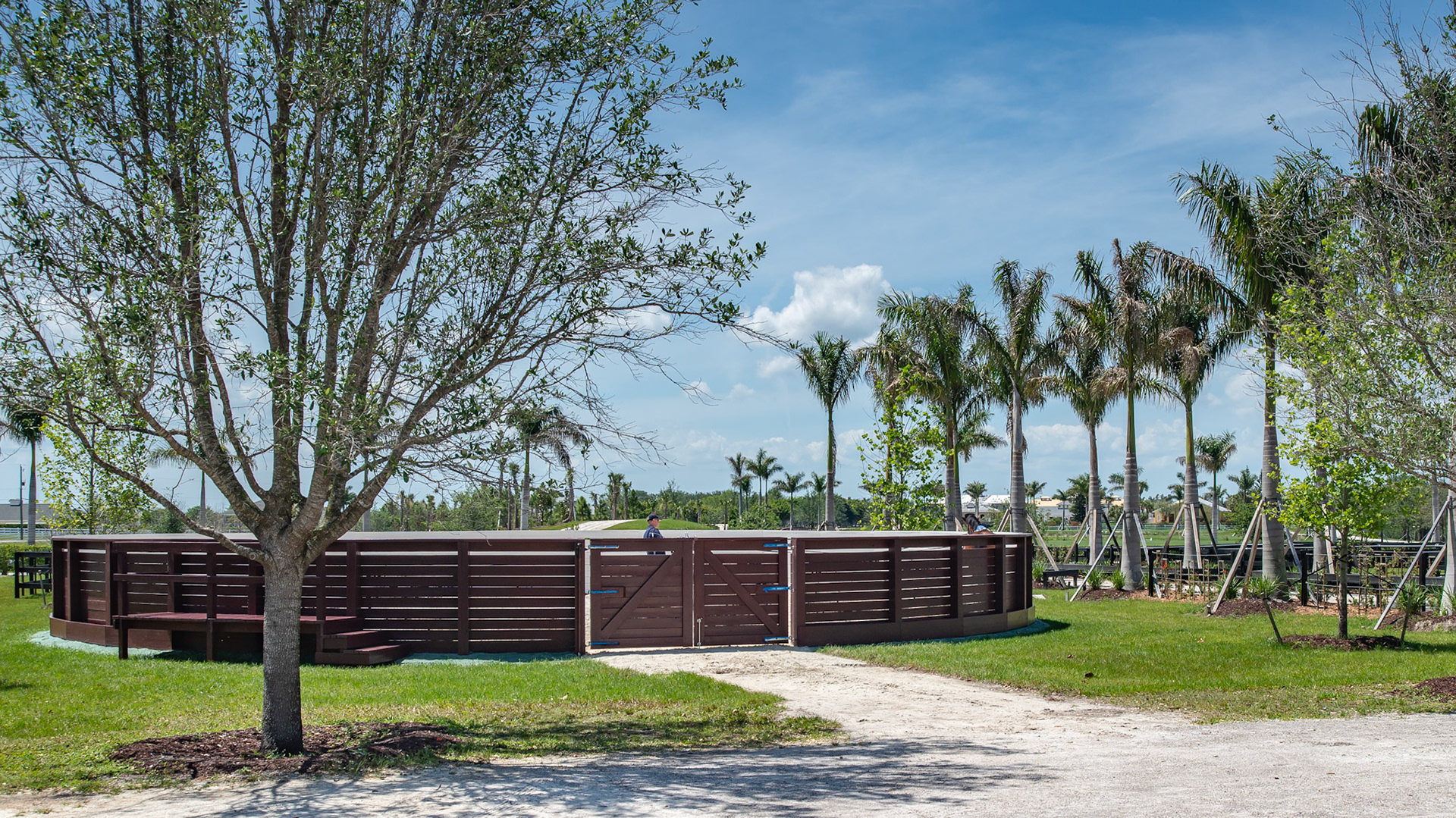 Board and post round pen.