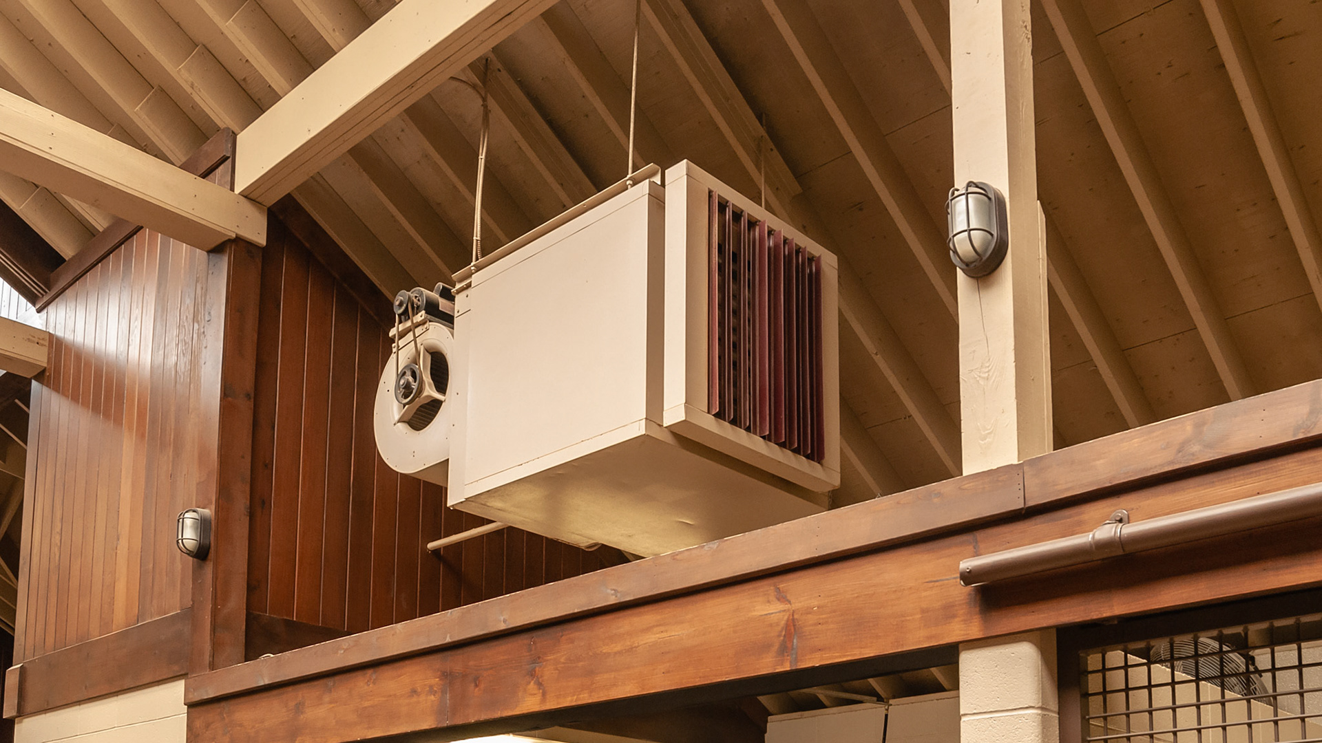 Central heater with a distribution fan in a barn