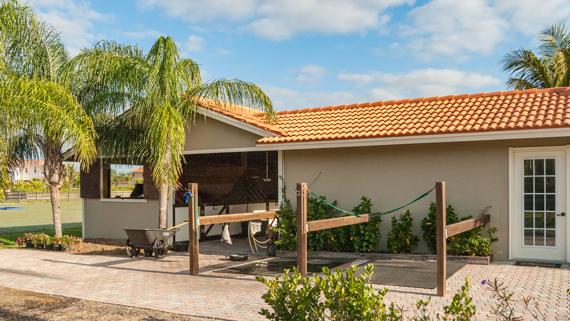 Grooming and wash area